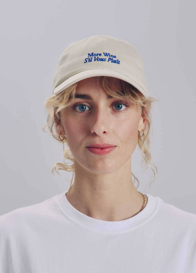 Cappellino beige ricamato “More Wine S’il Vous Plaît”