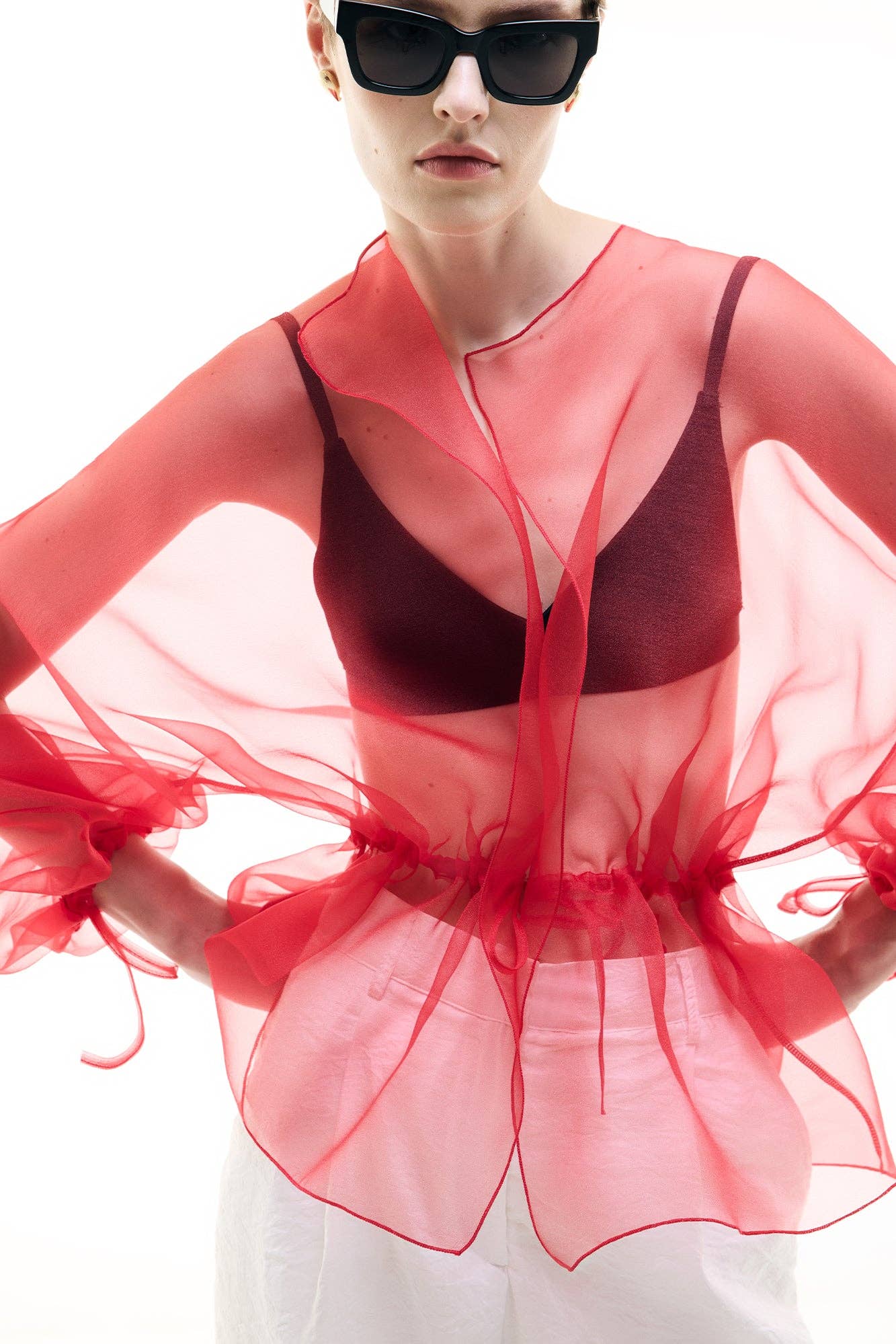 Giacca in organza trasparente con cintura rossa