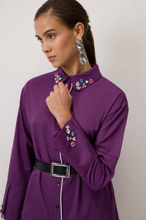Camicia lunga viola con colletto gioiello