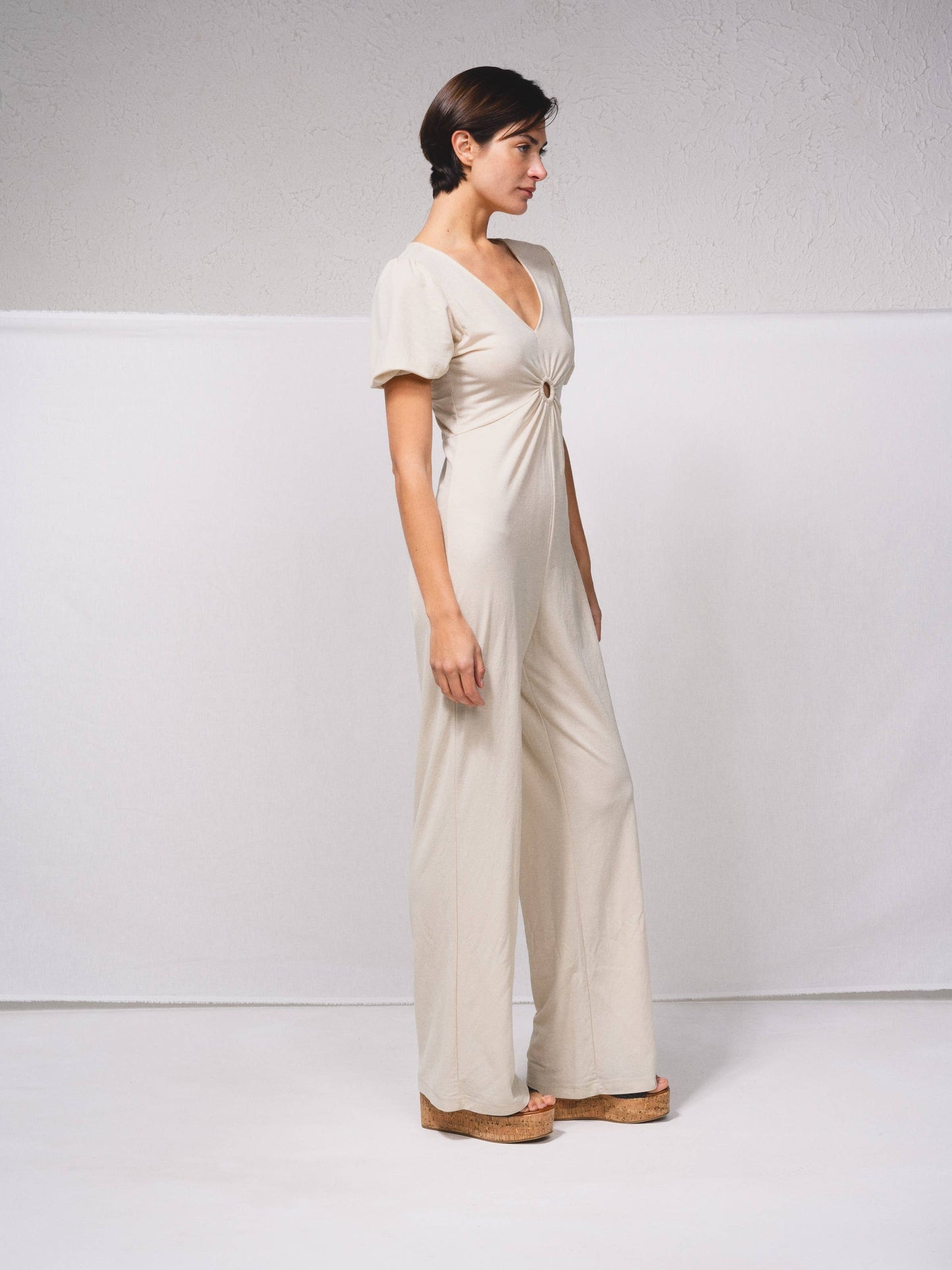 Tuta lunga a gamba larga con scollo a V e cut-out