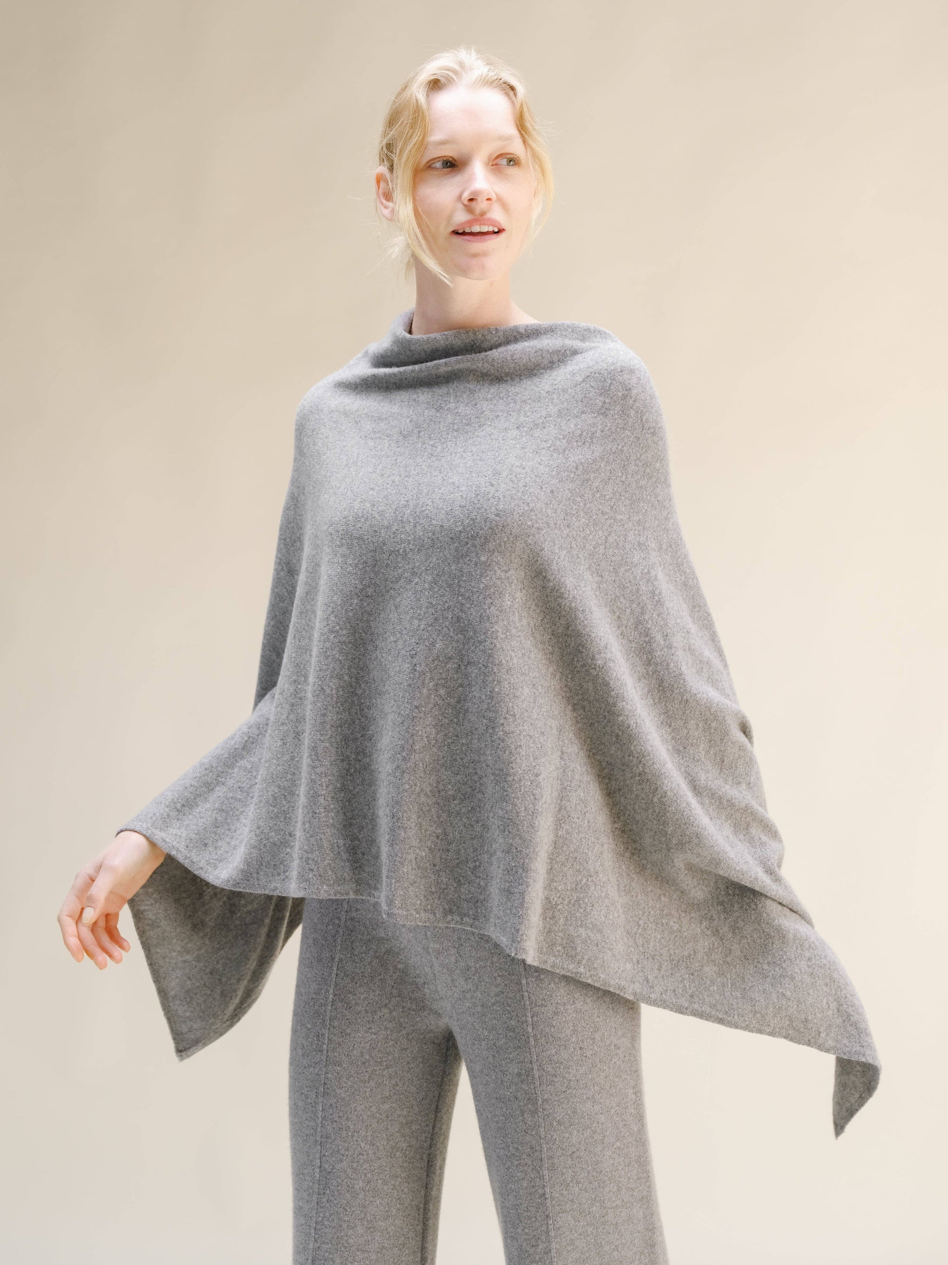 Poncho asimmetrico in misto cashmere