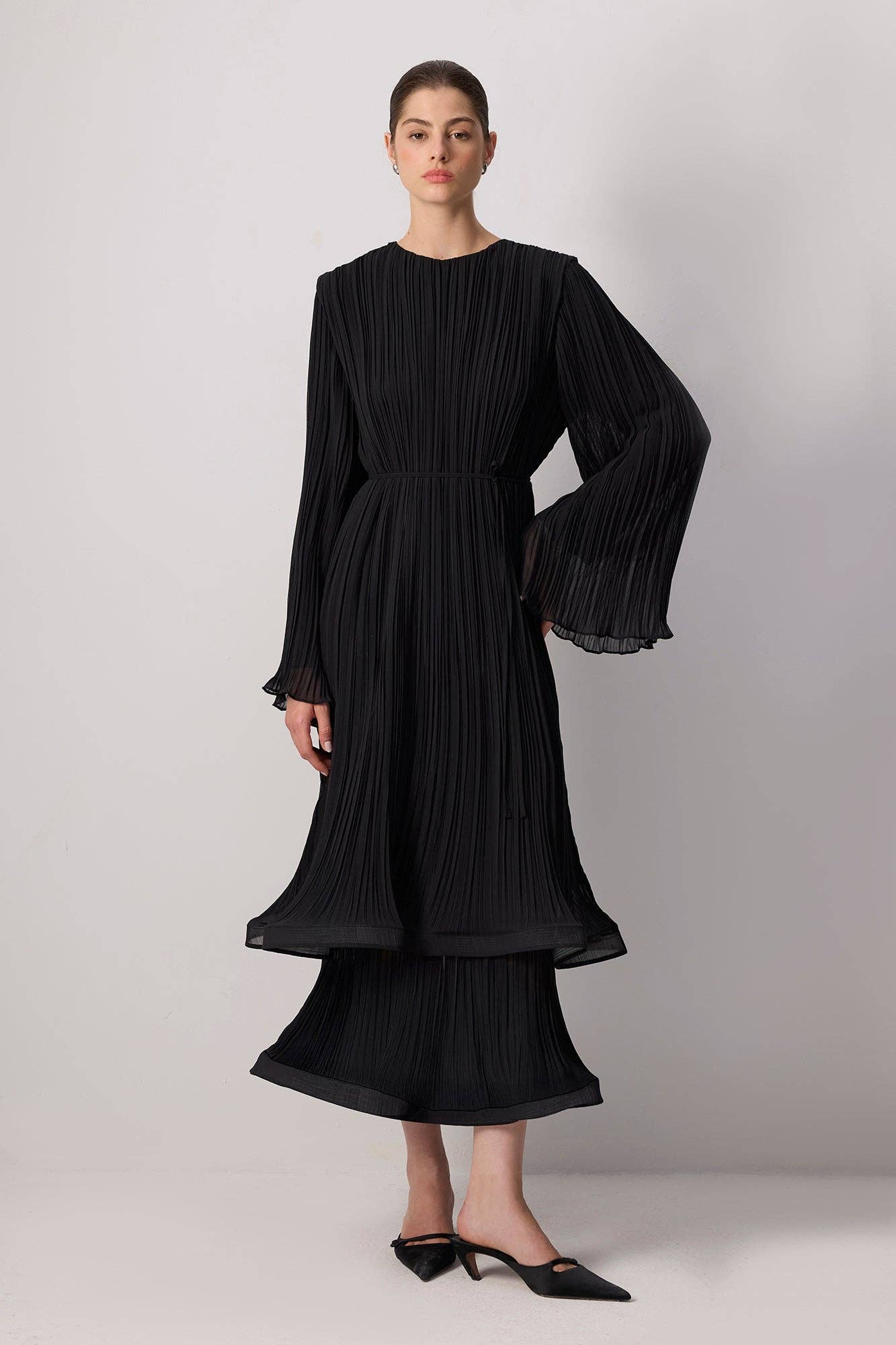 Abito lungo elegante in chiffon plissettato con maniche fluide