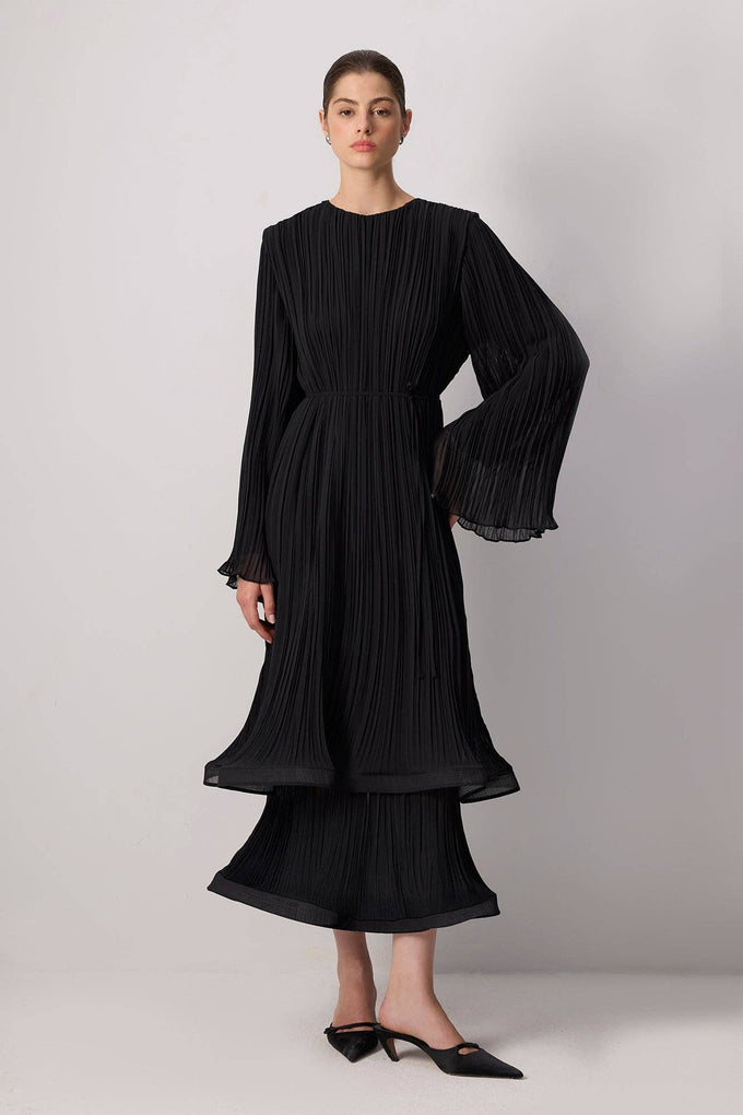 Abito lungo elegante in chiffon plissettato con maniche fluide