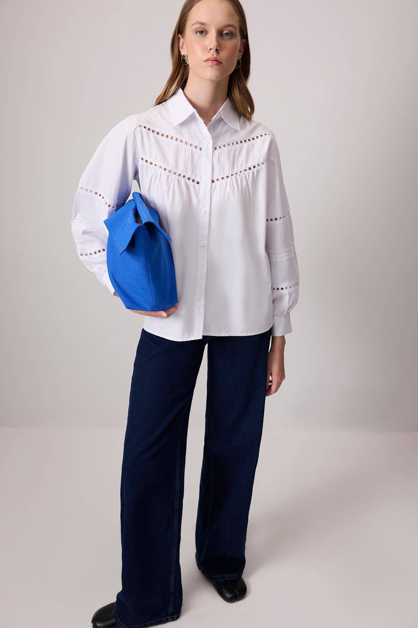 Camicia bianca con ricamo sangallo e maniche a sbuffo
