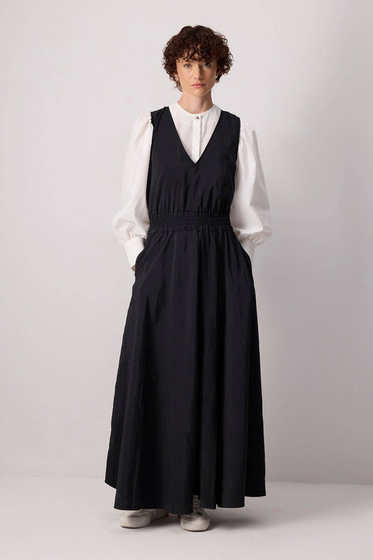 Abito maxi nero senza maniche con scollo a V e vita elastica