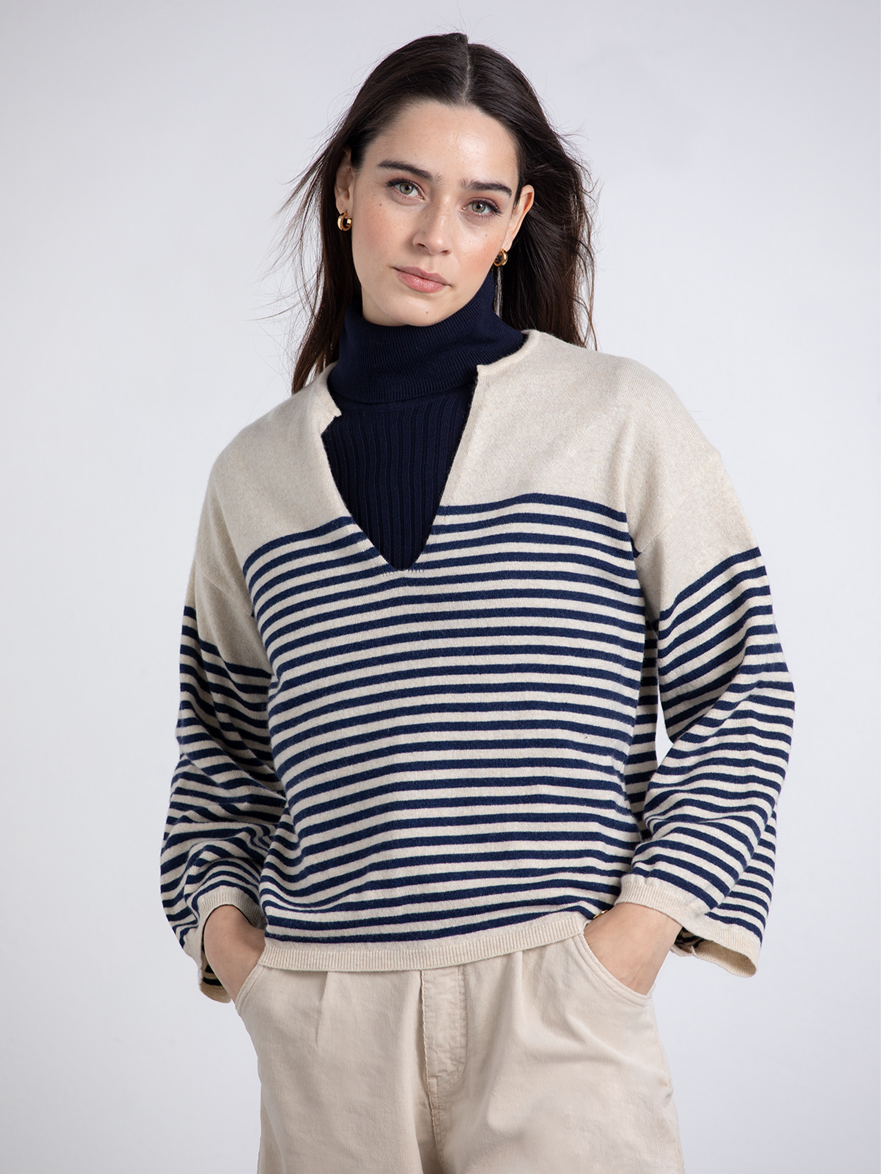 Maglione a righe bicolore con scollo a V