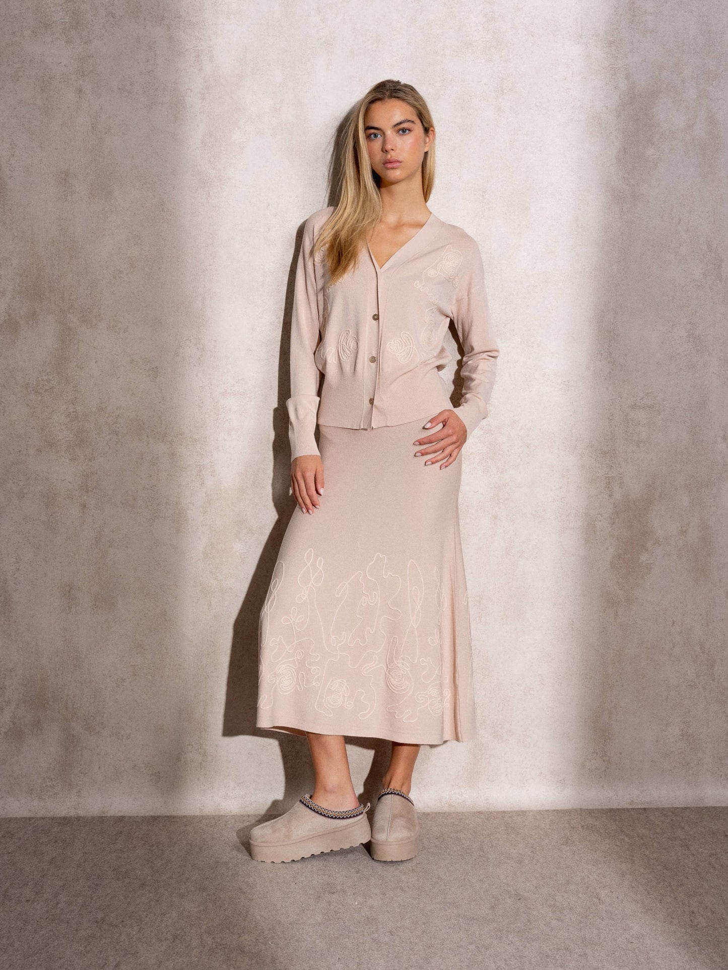 Set in maglia fine con cardigan e gonna ricamata