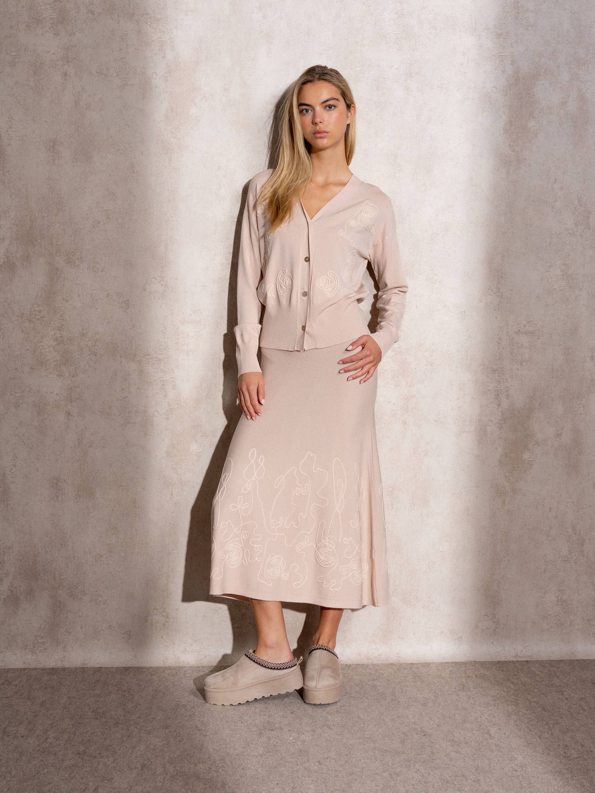 Set in maglia fine con cardigan e gonna ricamata
