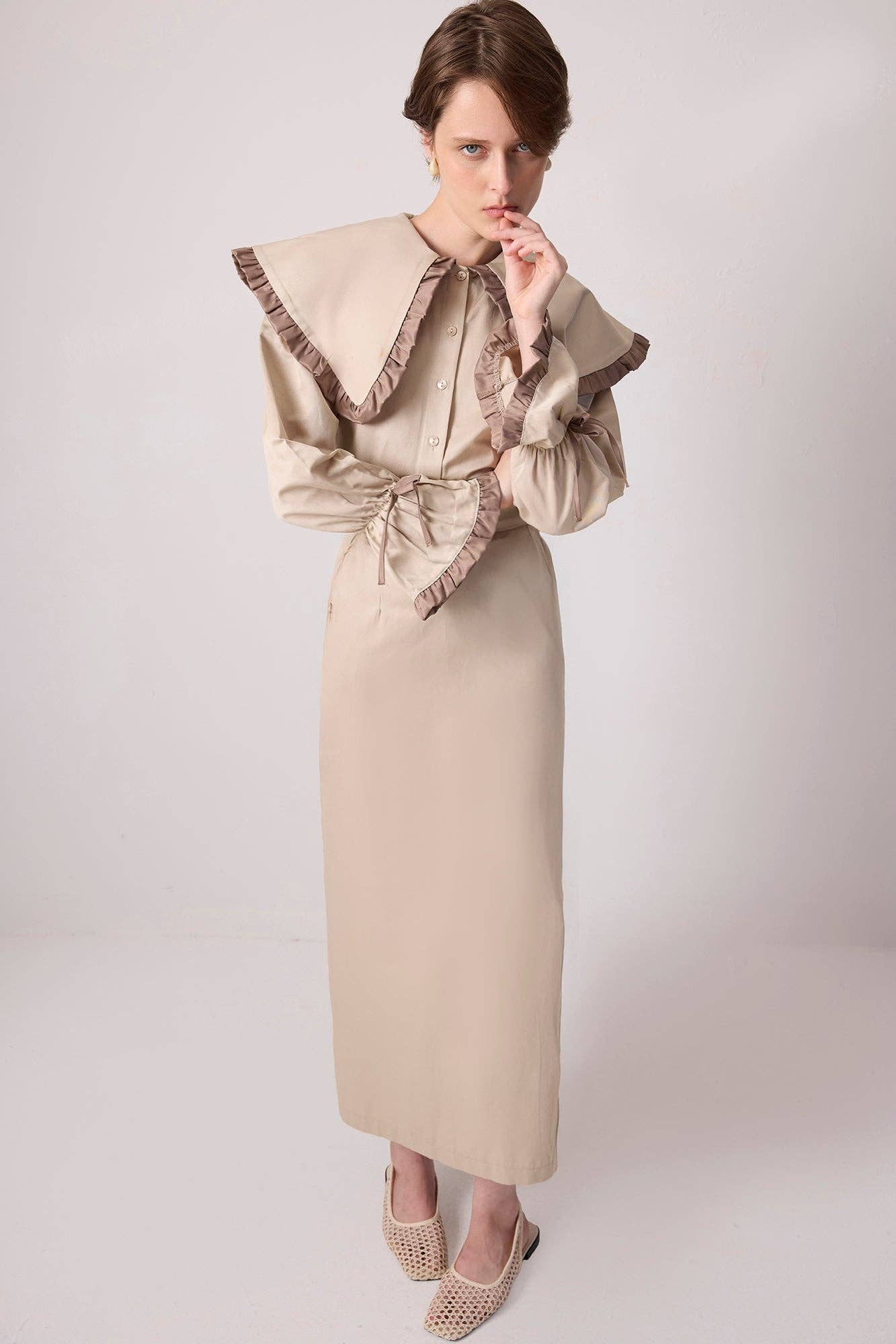 Camicia con maxi colletto a contrasto e volant