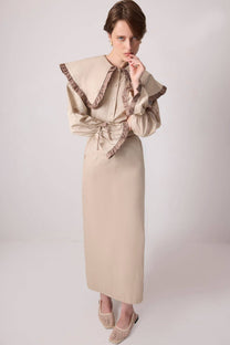 Camicia con maxi colletto a contrasto e volant