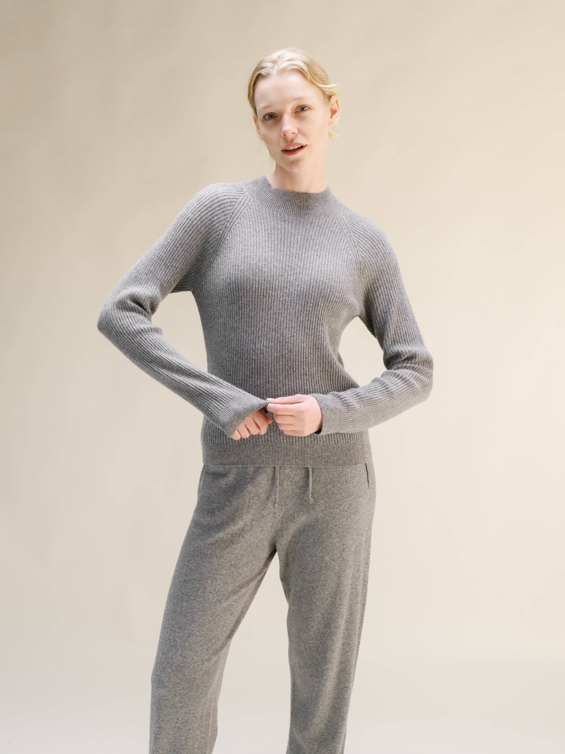 Maglione a costine con collo a lupetto in misto cashmere