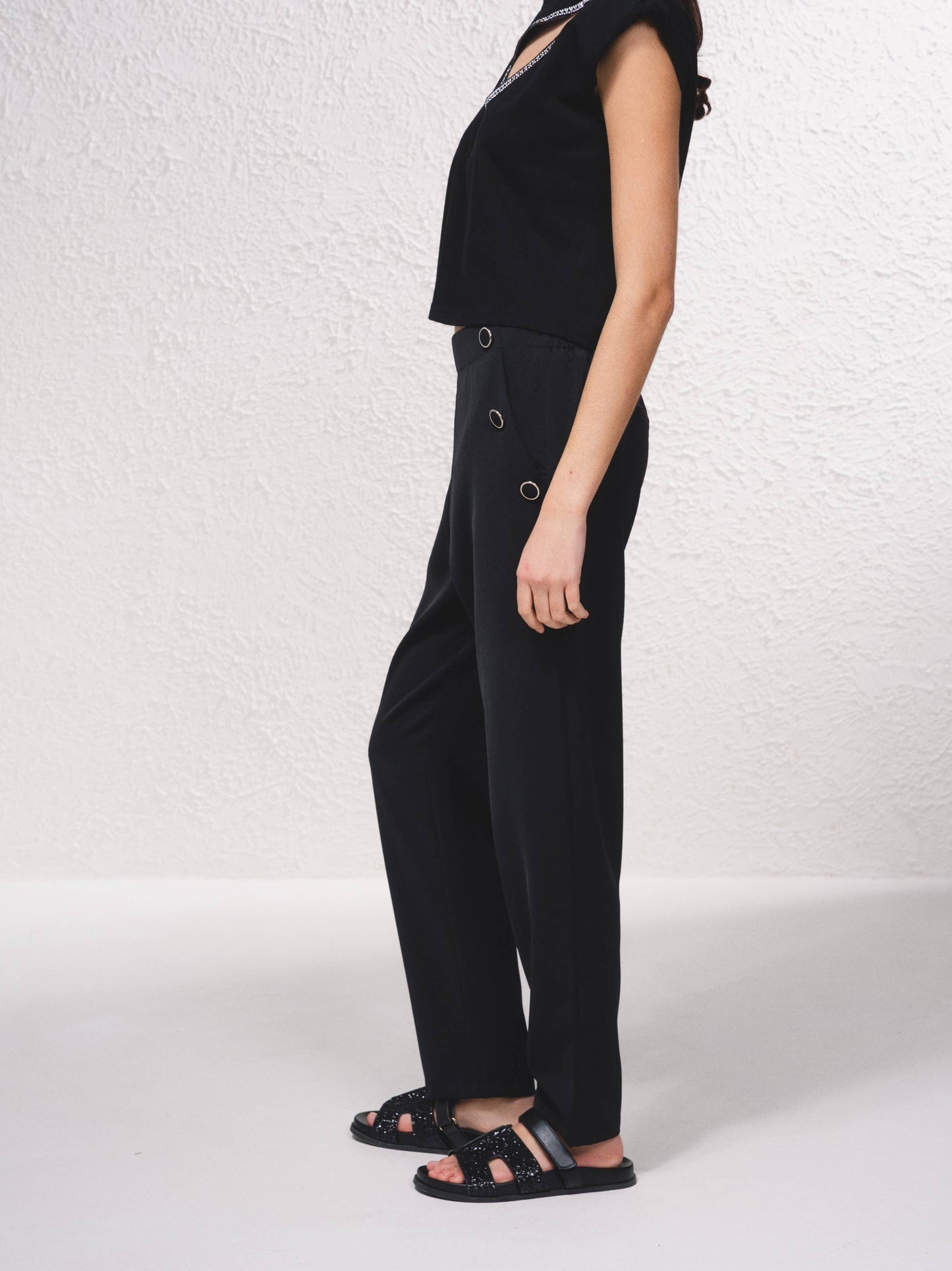 Pantaloni dritti con bottoni decorativi e vita elasticizzata
