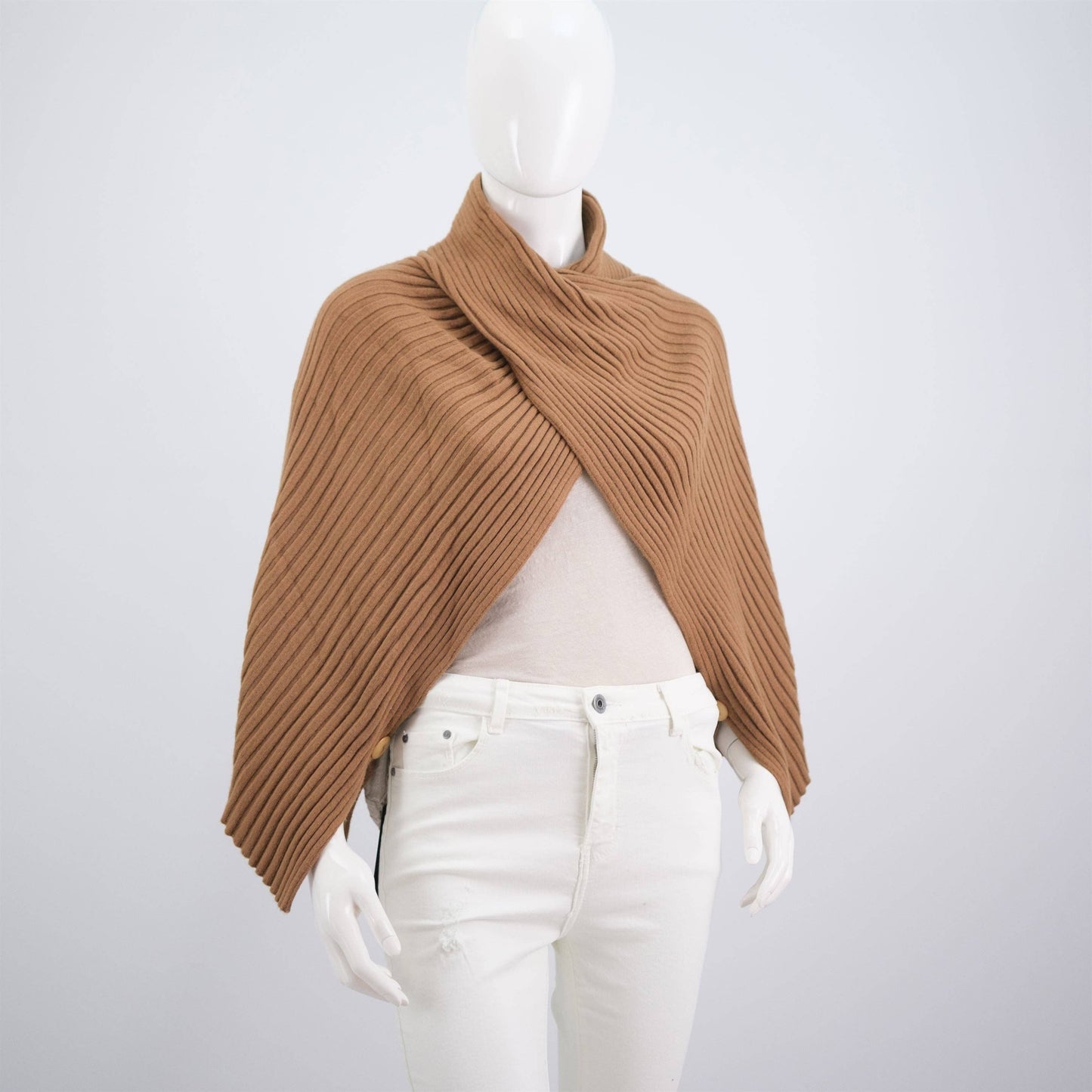 Poncho a coste asimmetrico in maglia morbida