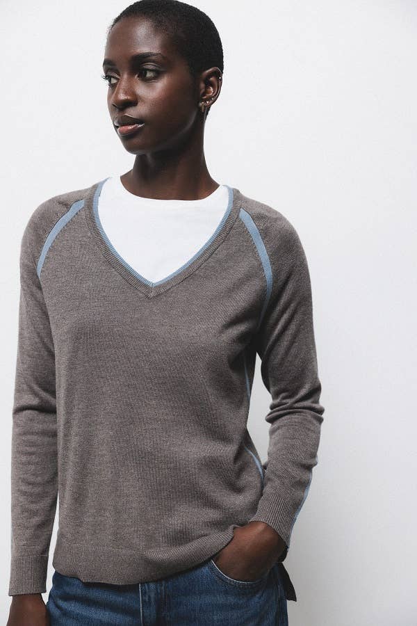 Maglione bicolore a maglia con scollo a V