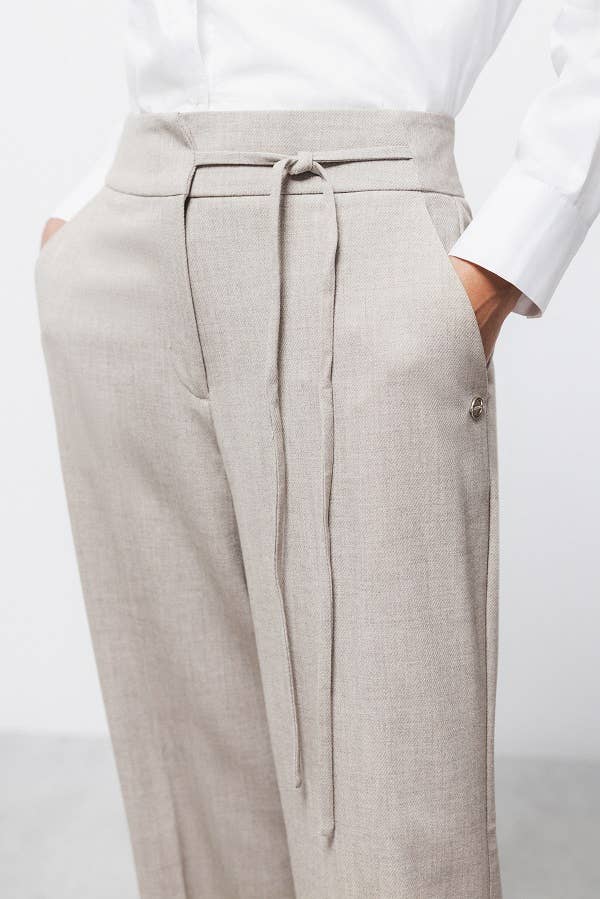 Pantaloni dritti con laccio in vita