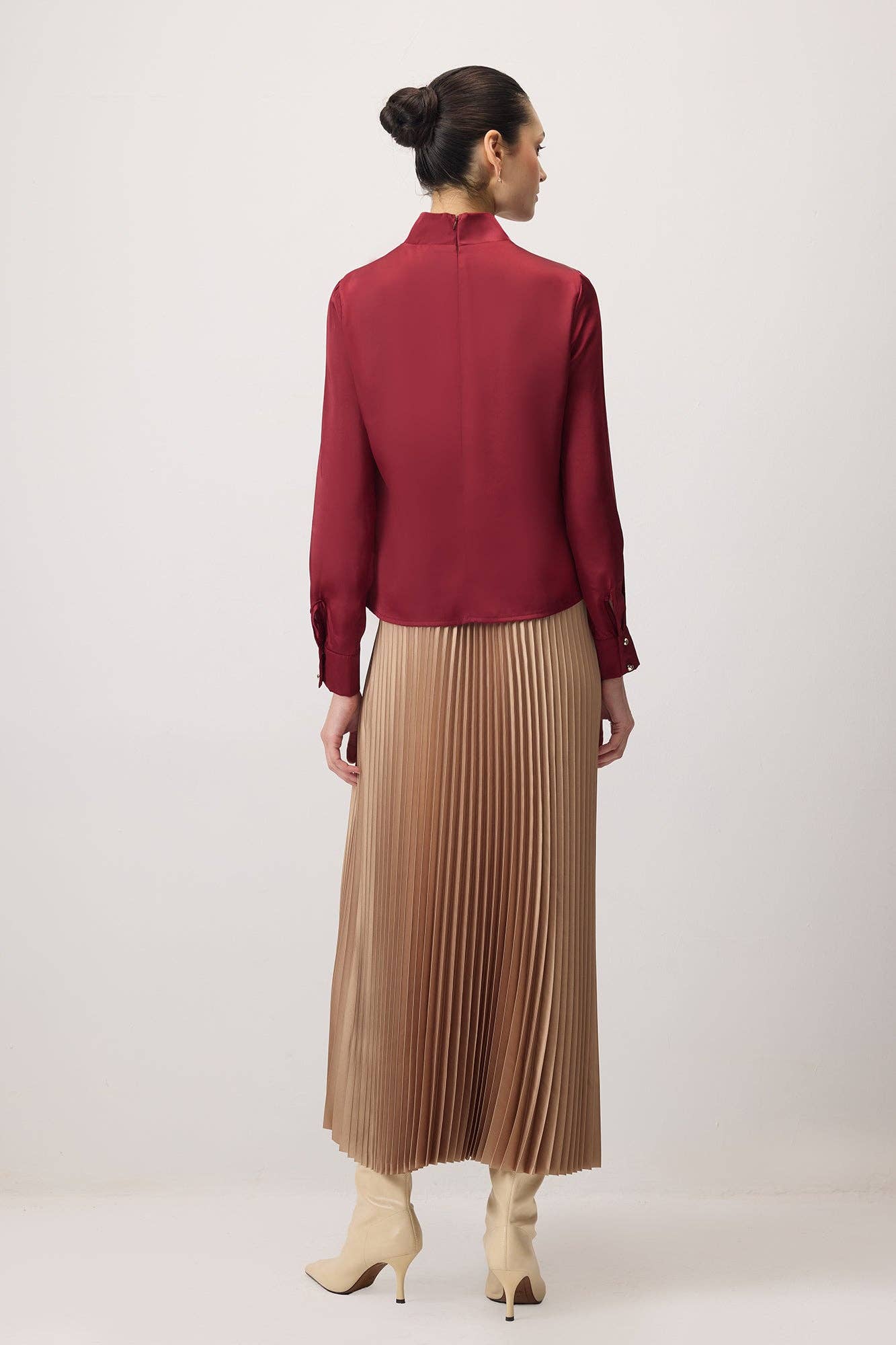 Camicetta bordeaux con spilla rosa