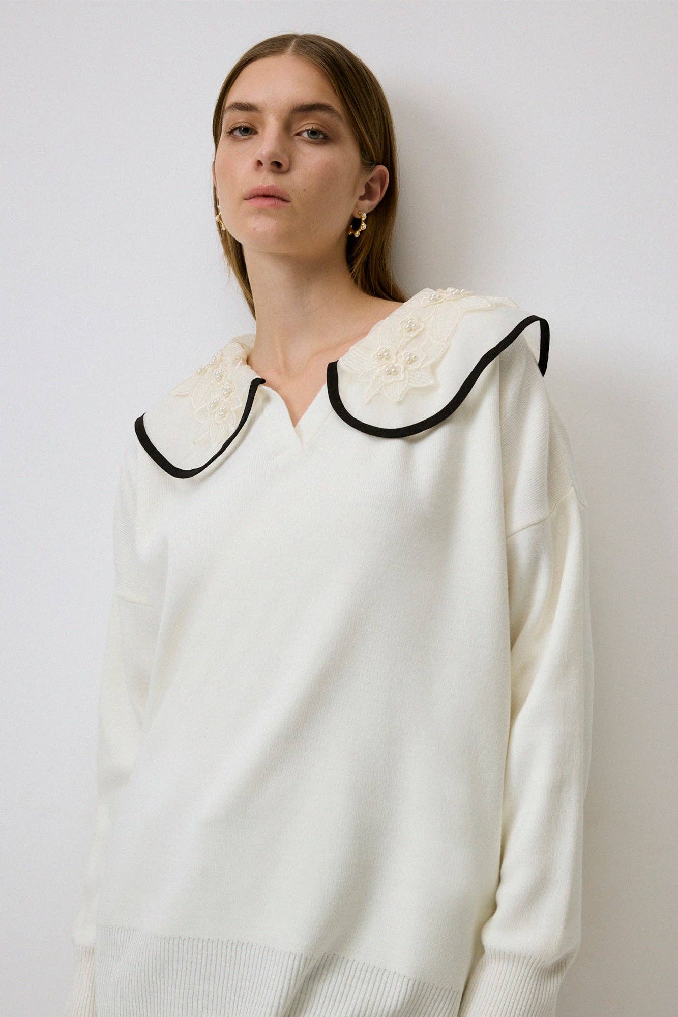 Maglione in maglia con colletto ricamato
