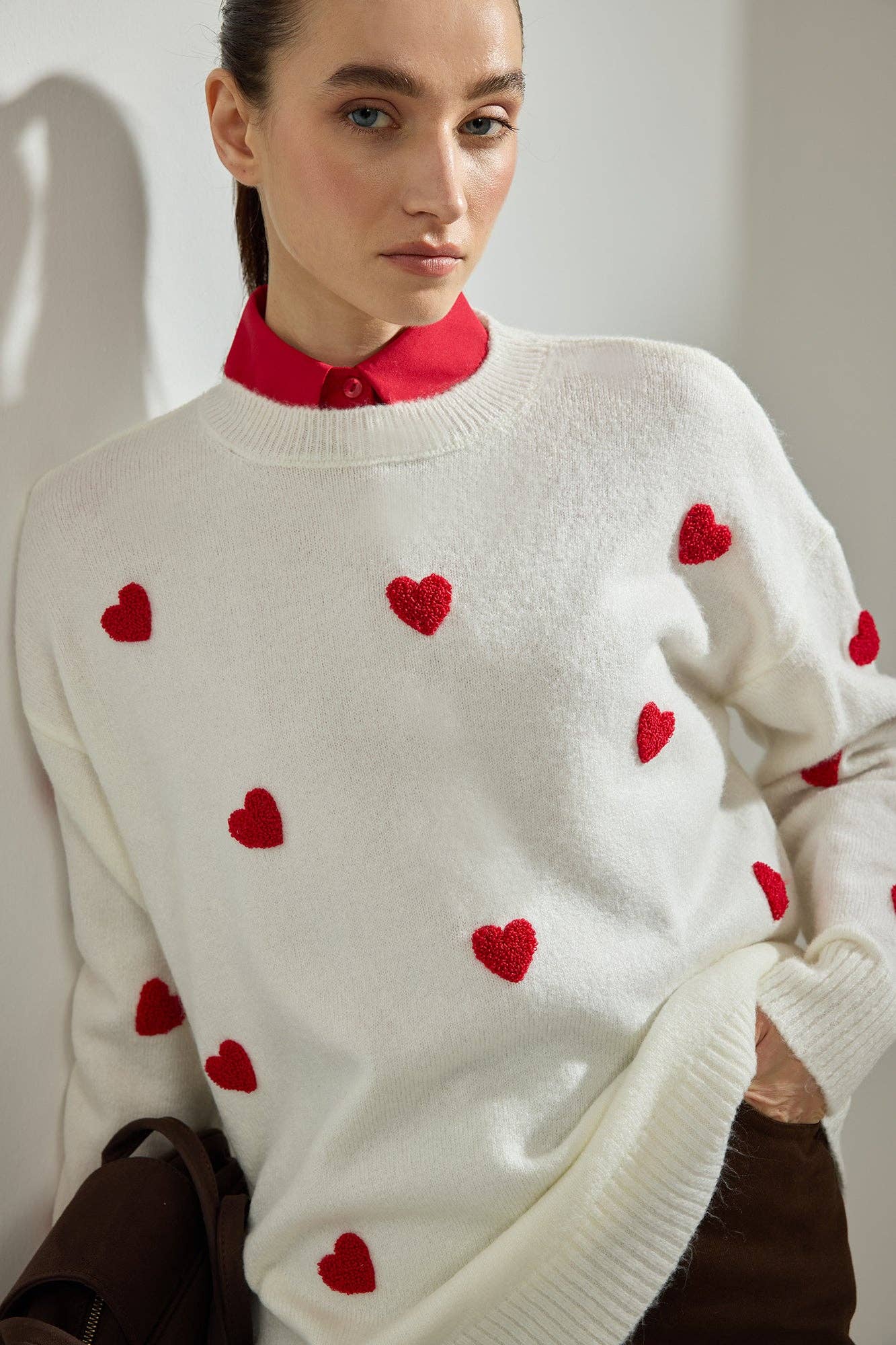 Maglione in maglia ecru con cuori ricamati