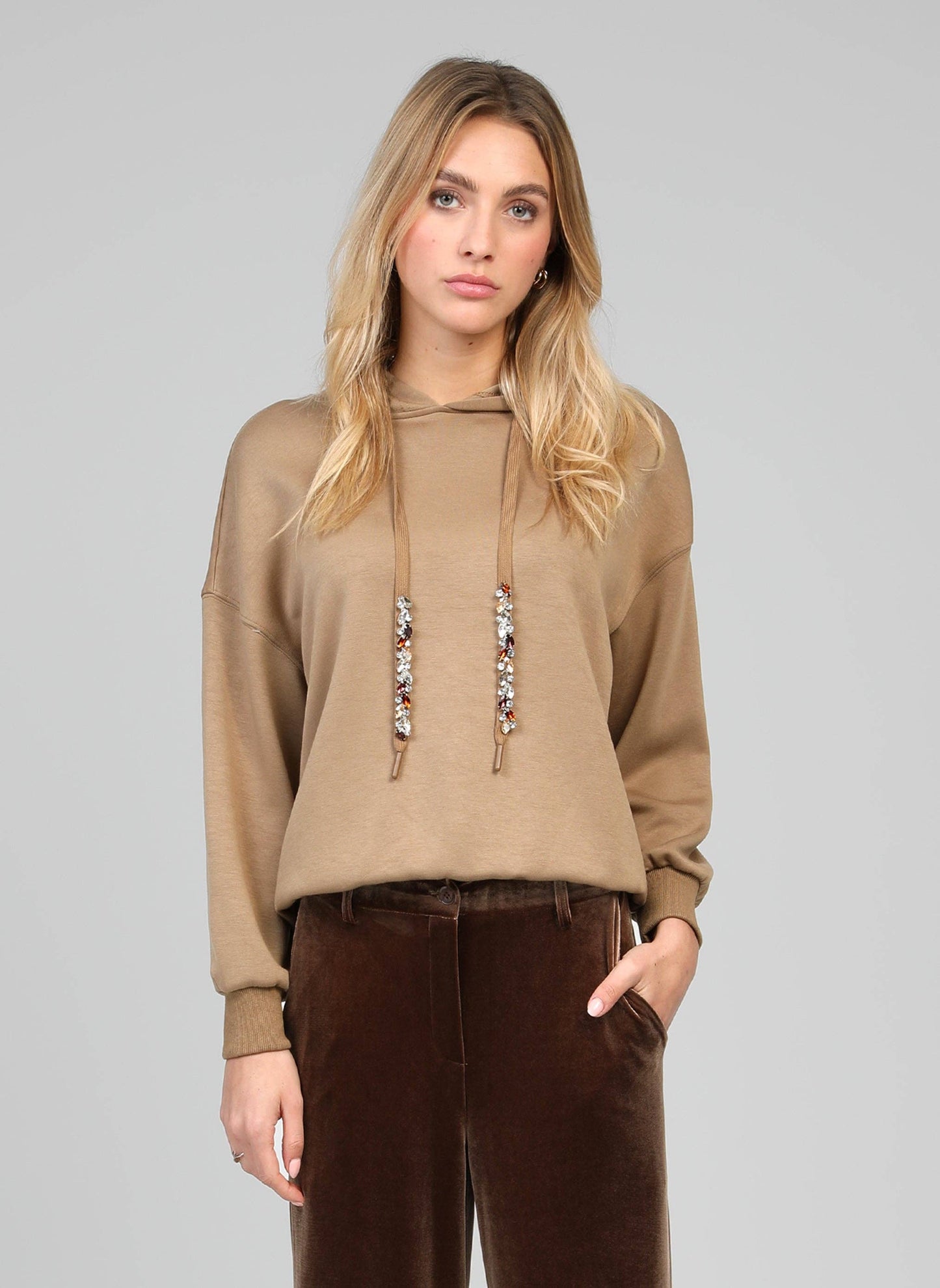 Felpa hoodie Anika cammello con coulisse gioiello