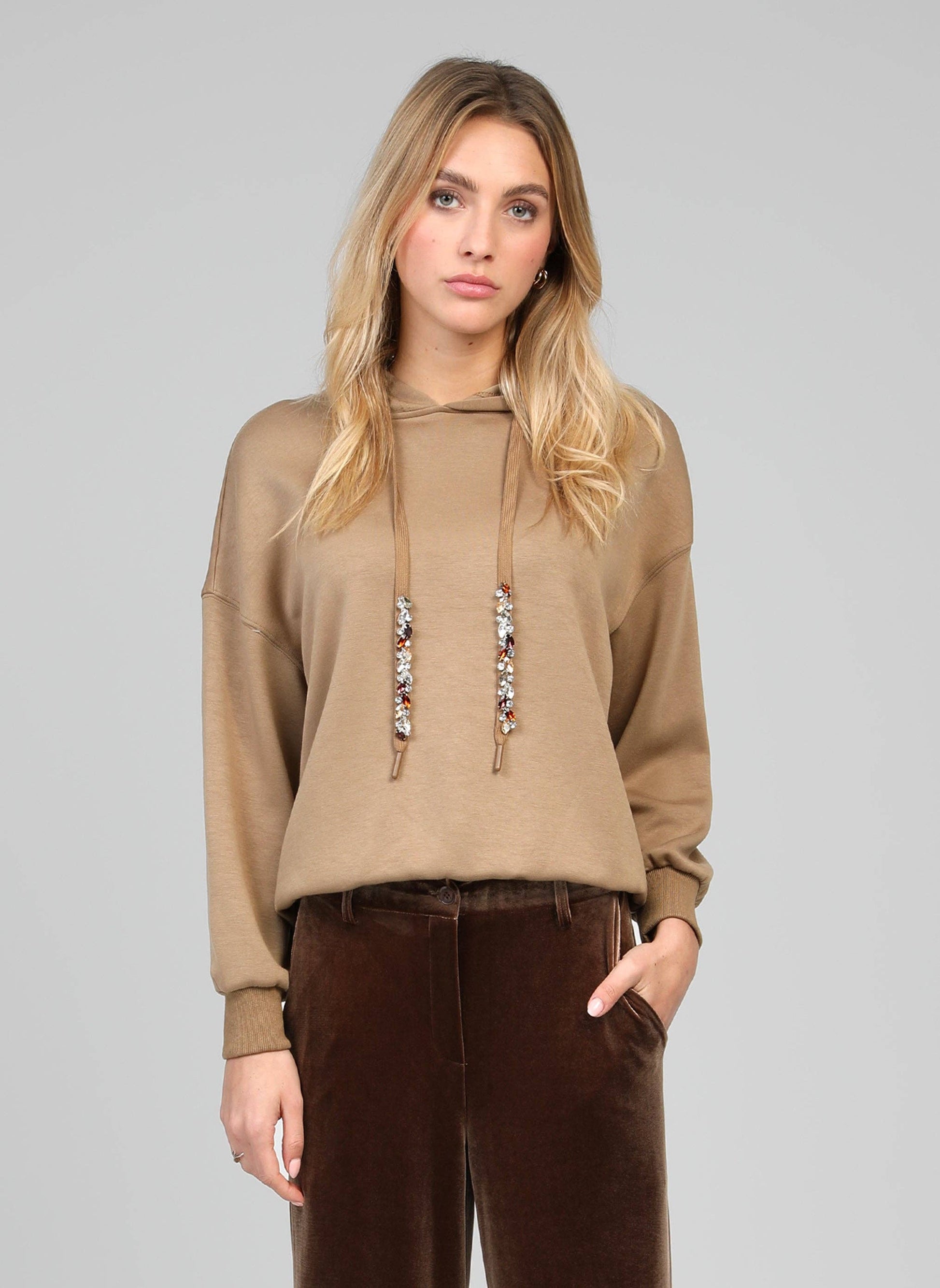 Felpa hoodie Anika cammello con coulisse gioiello