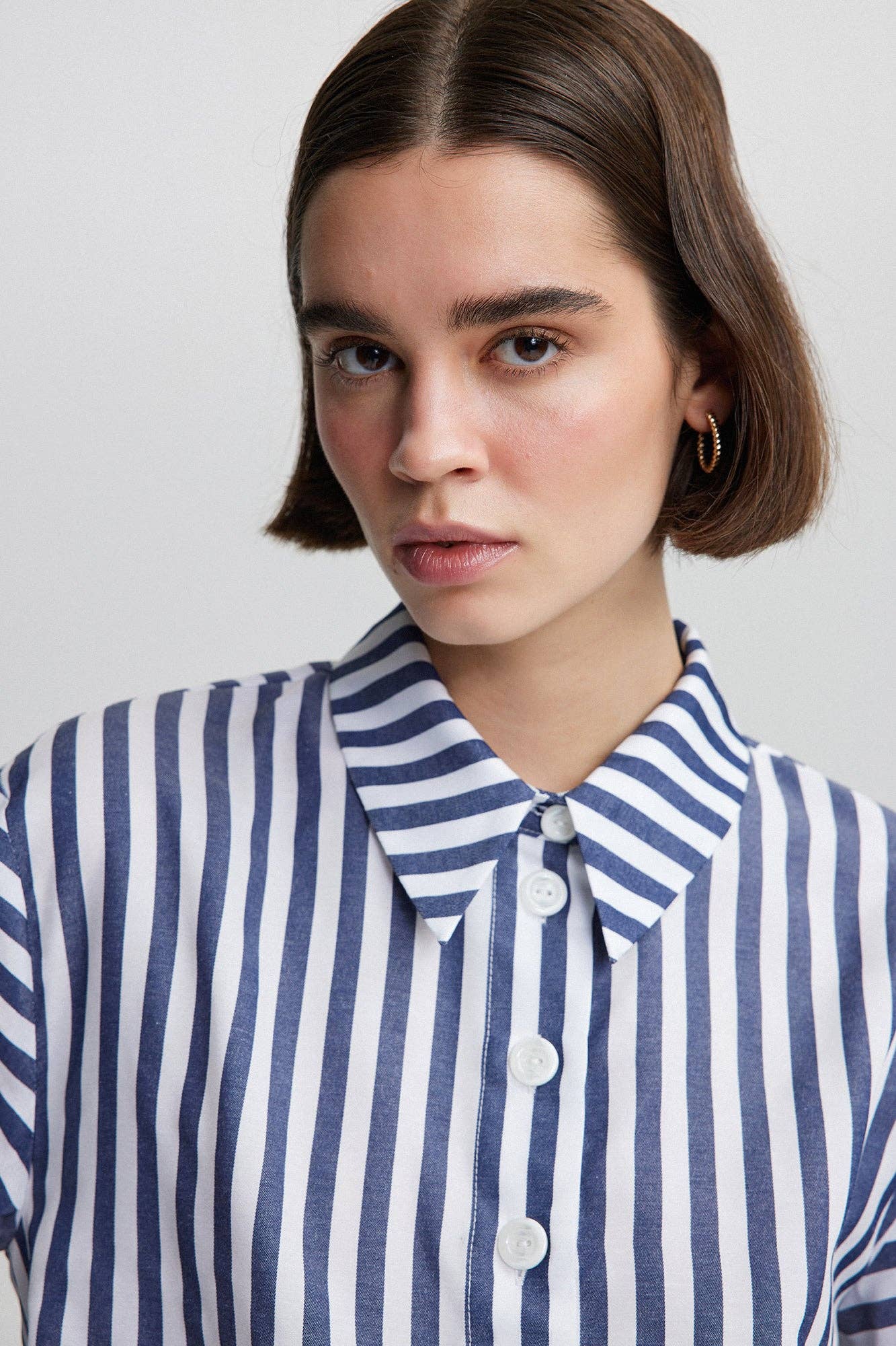 Camicia a righe con bottoni a contrasto