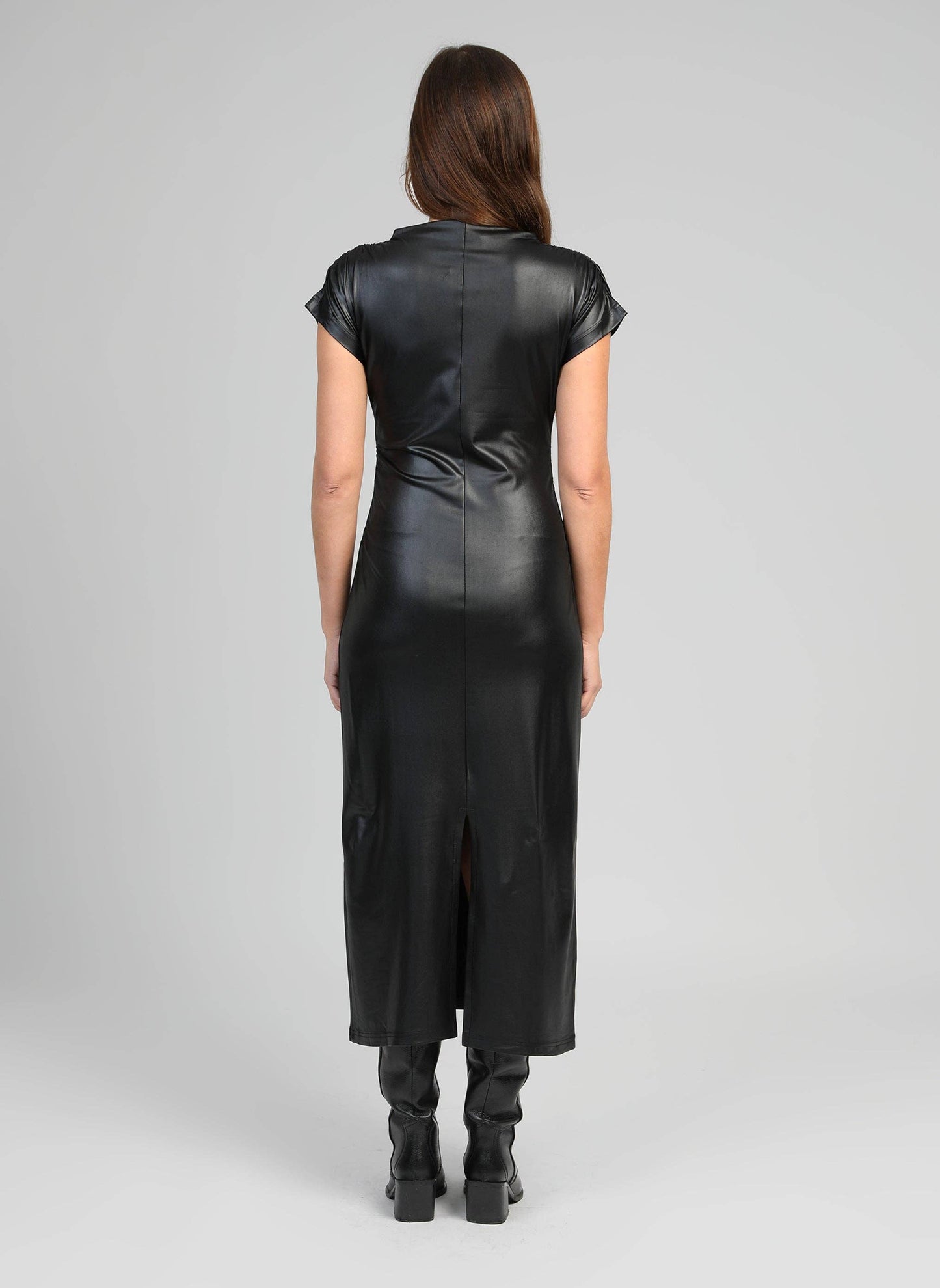 Abito lungo in similpelle nero con collo alto