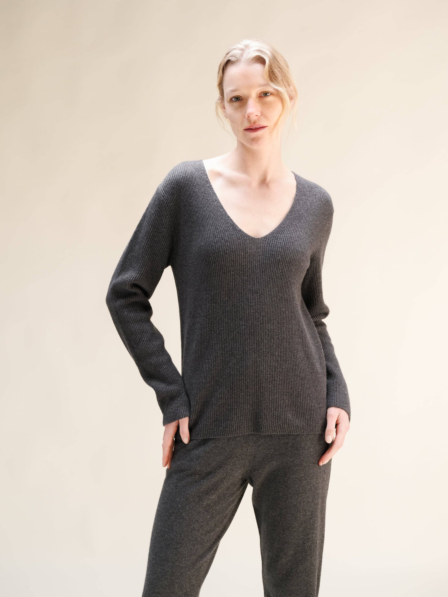 Maglia a coste con scollo a V in misto cashmere
