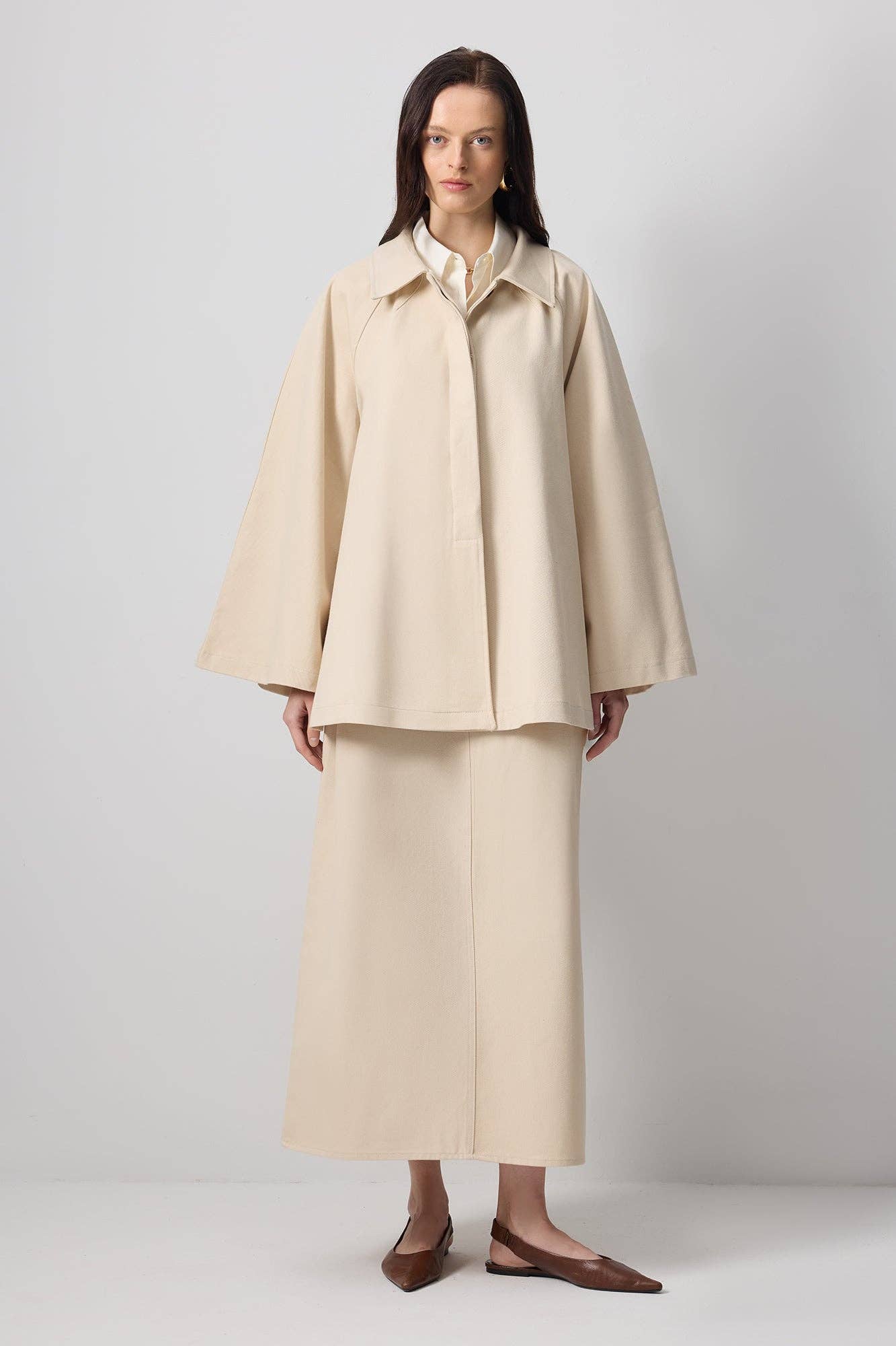 Trench corto in gabardine di cotone con maniche svasate