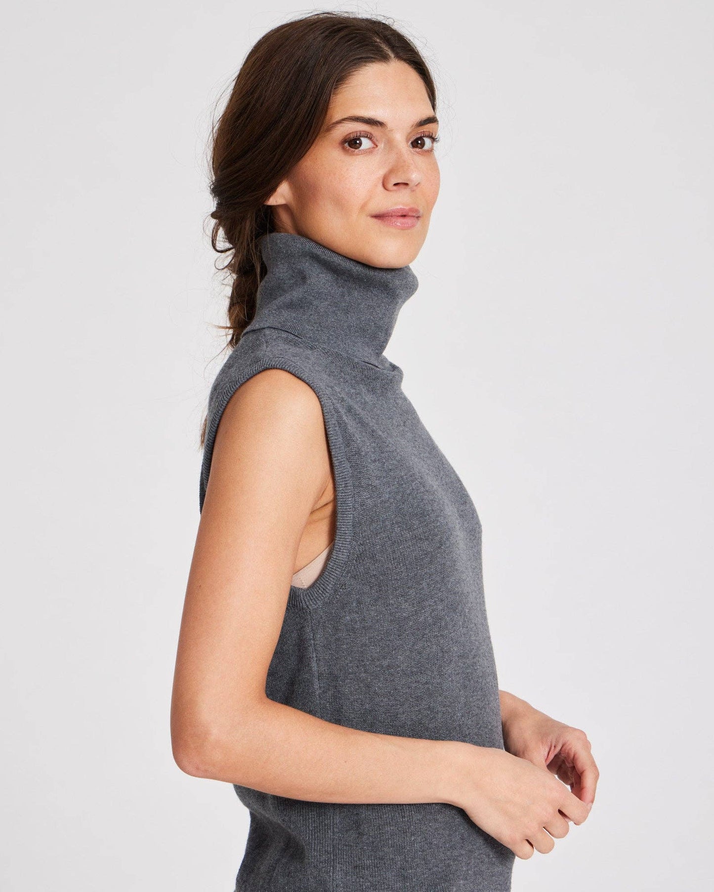 Top smanicato a collo alto in cotone biologico