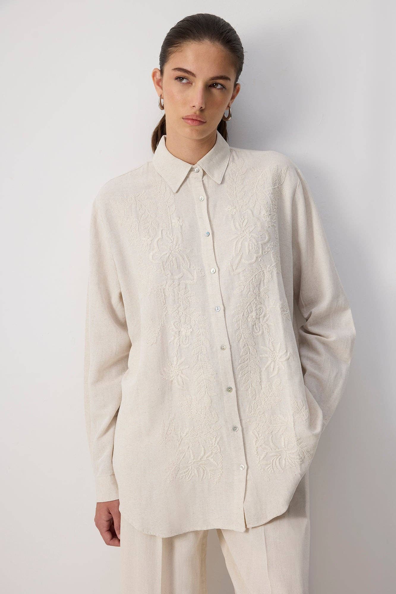 Camicia lunga in misto lino ricamata color naturale