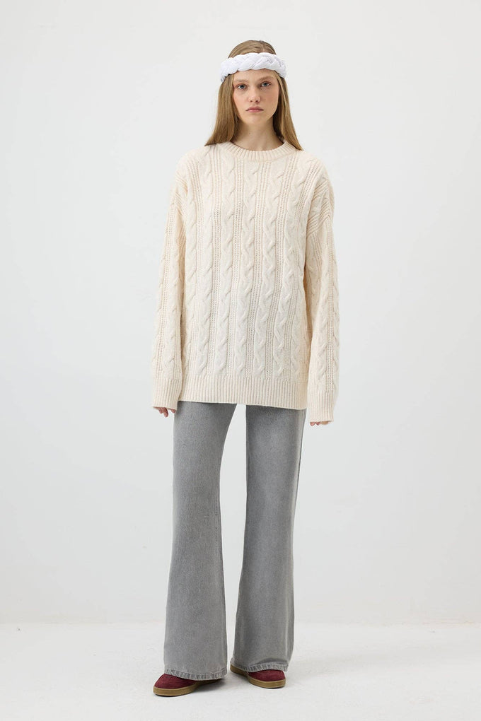 Maglione oversize a trecce in maglia ecrù