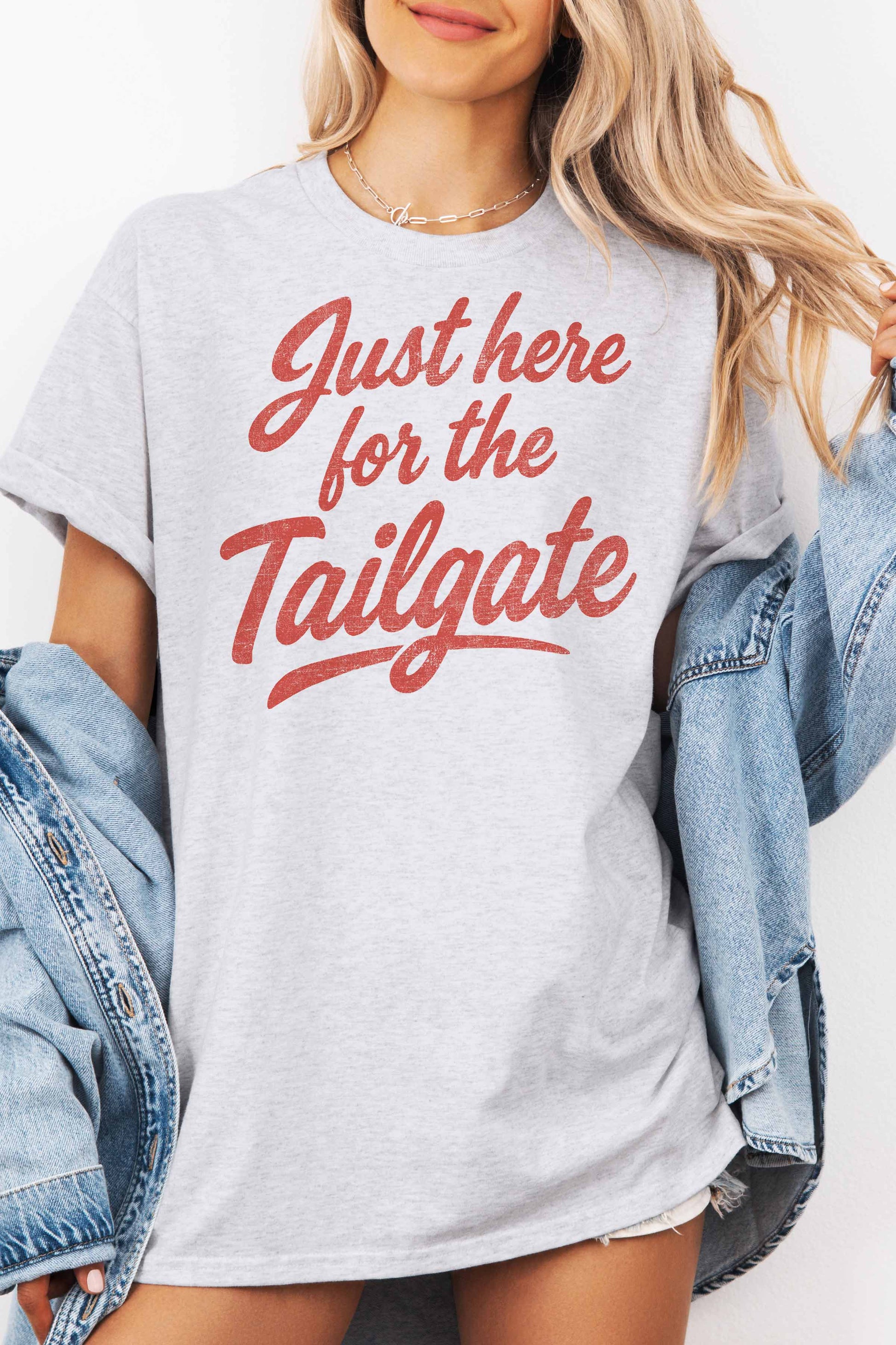 T-shirt oversize grafica “Just Here for the Tailgate”