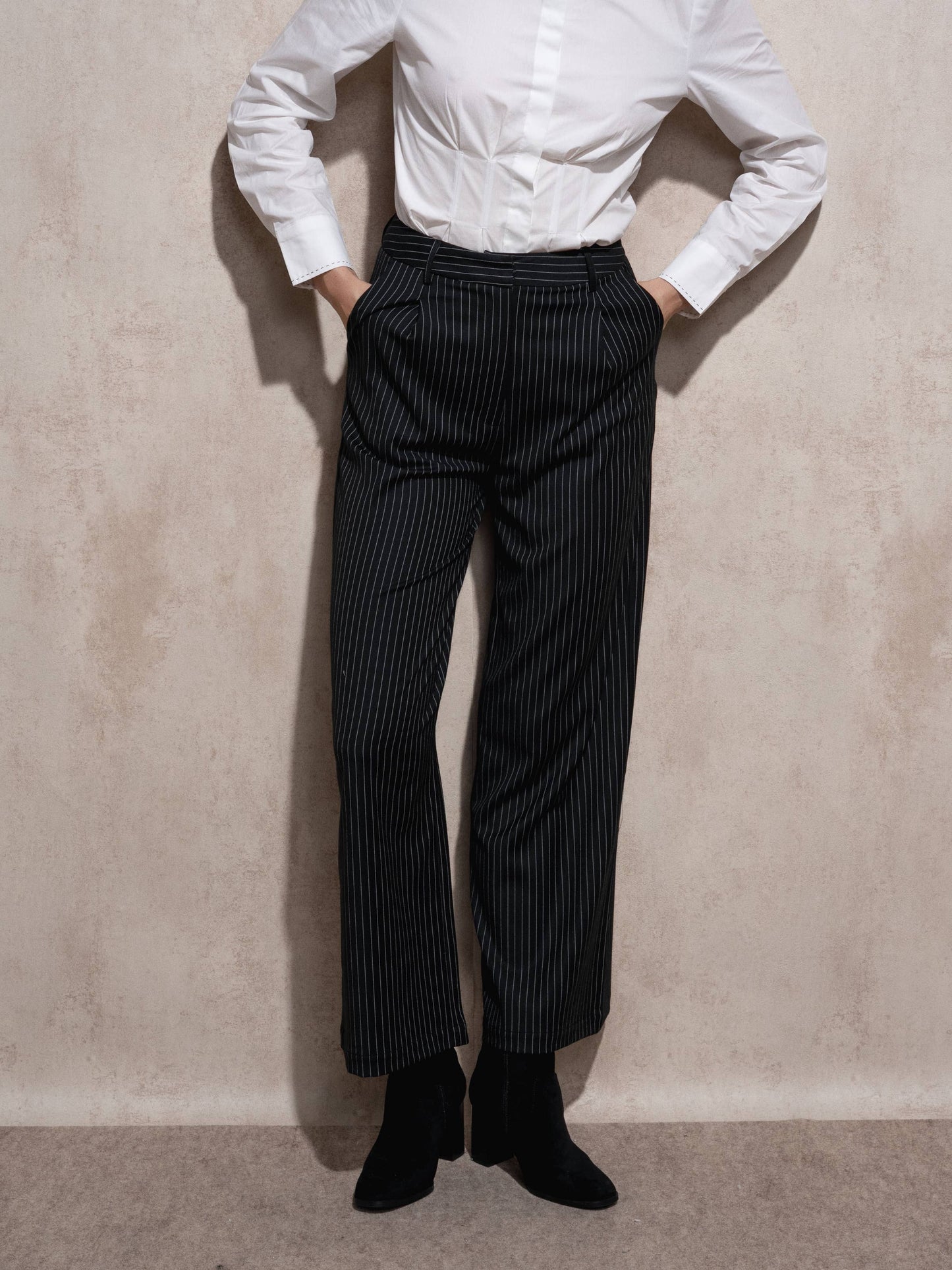 Pantaloni eleganti fluidi a gamba ampia gessati neri