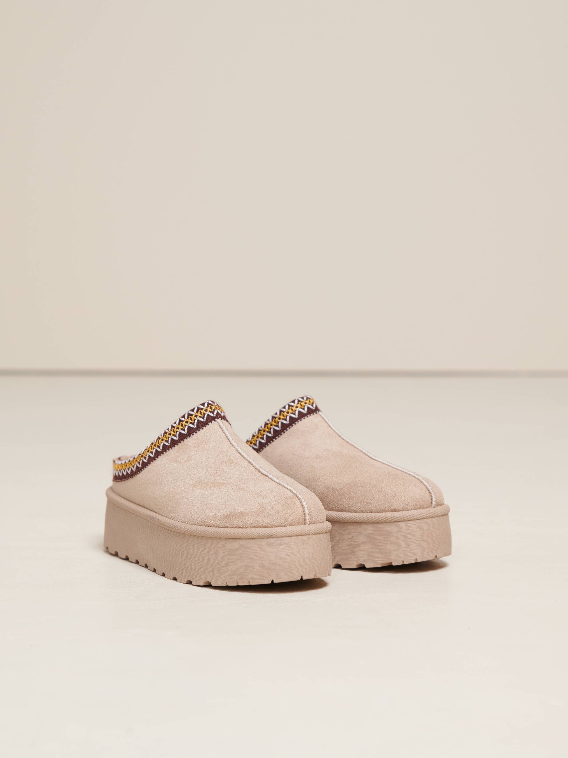 Sabot platform in tessuto con bordura ricamata