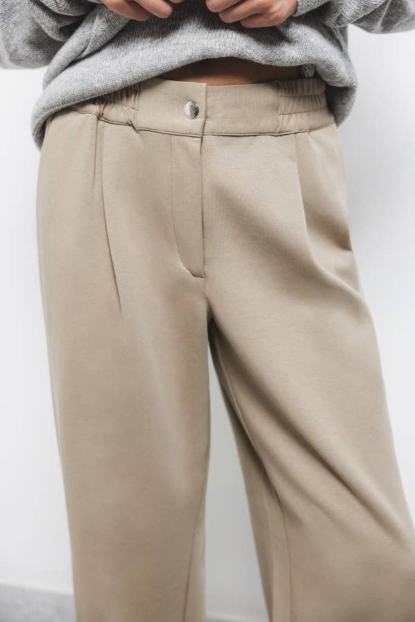 Pantaloni a pieghe con vita elasticizzata