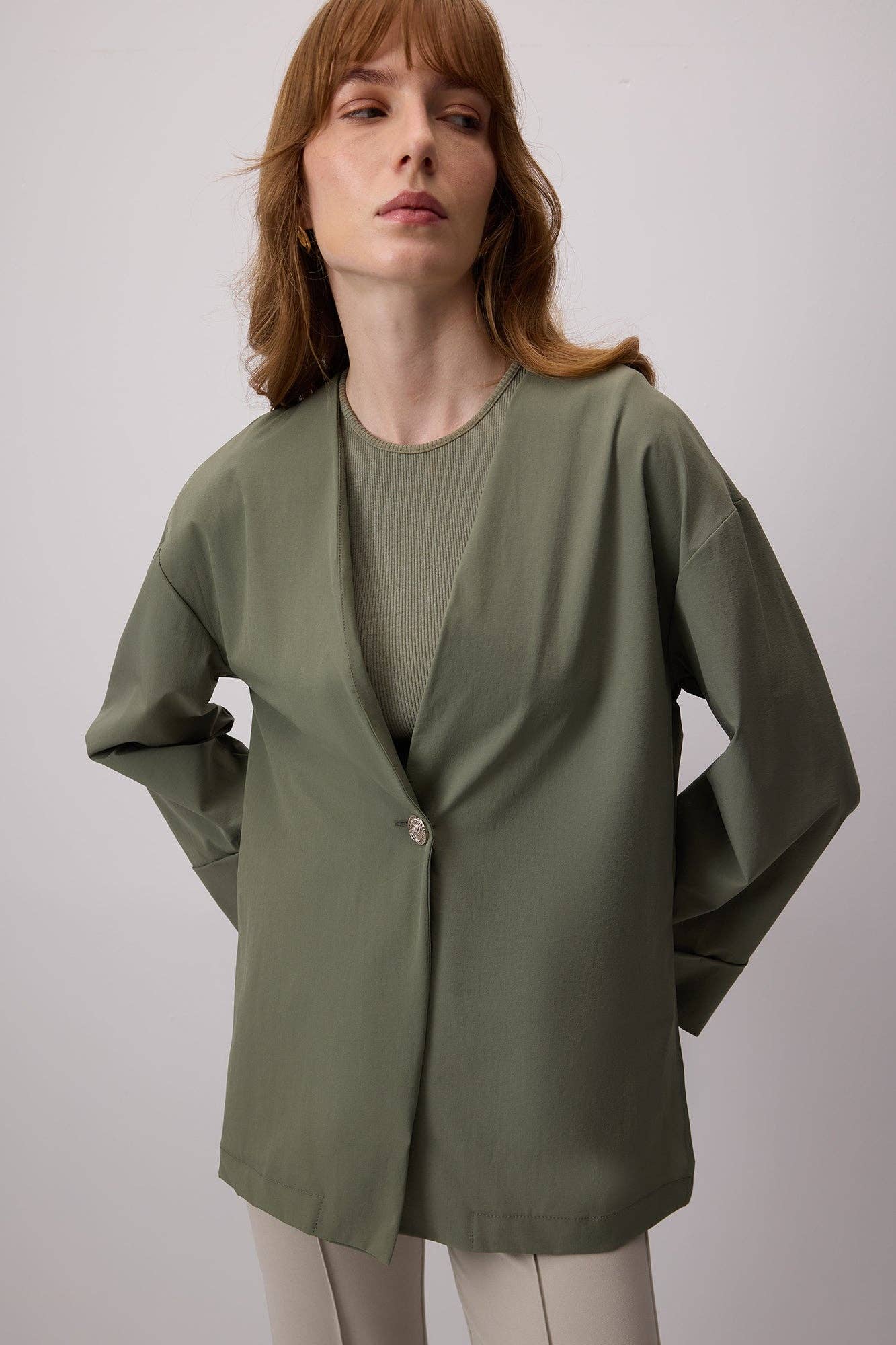 Giacca in gabardine verde oliva a un bottone