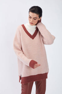 Maglione bicolore a coste con scollo a V