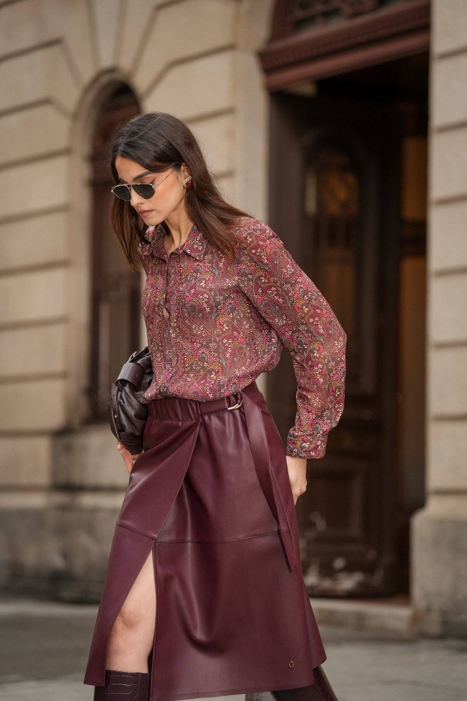 Gonna midi effetto pelle con cintura laterale