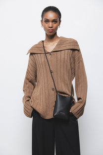 Cardigan a coste con collo ampio