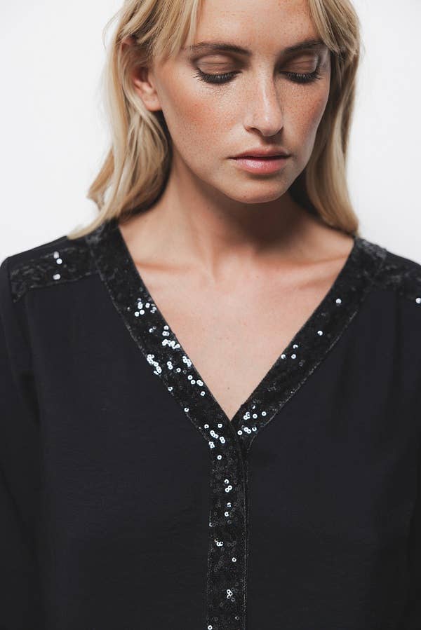 Blusa nera con paillettes e scollo a V