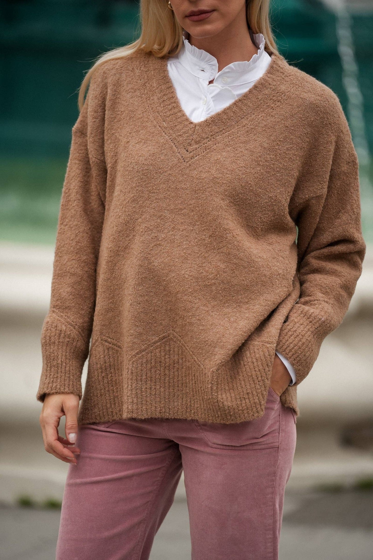 Maglione cammello morbido con scollo a V