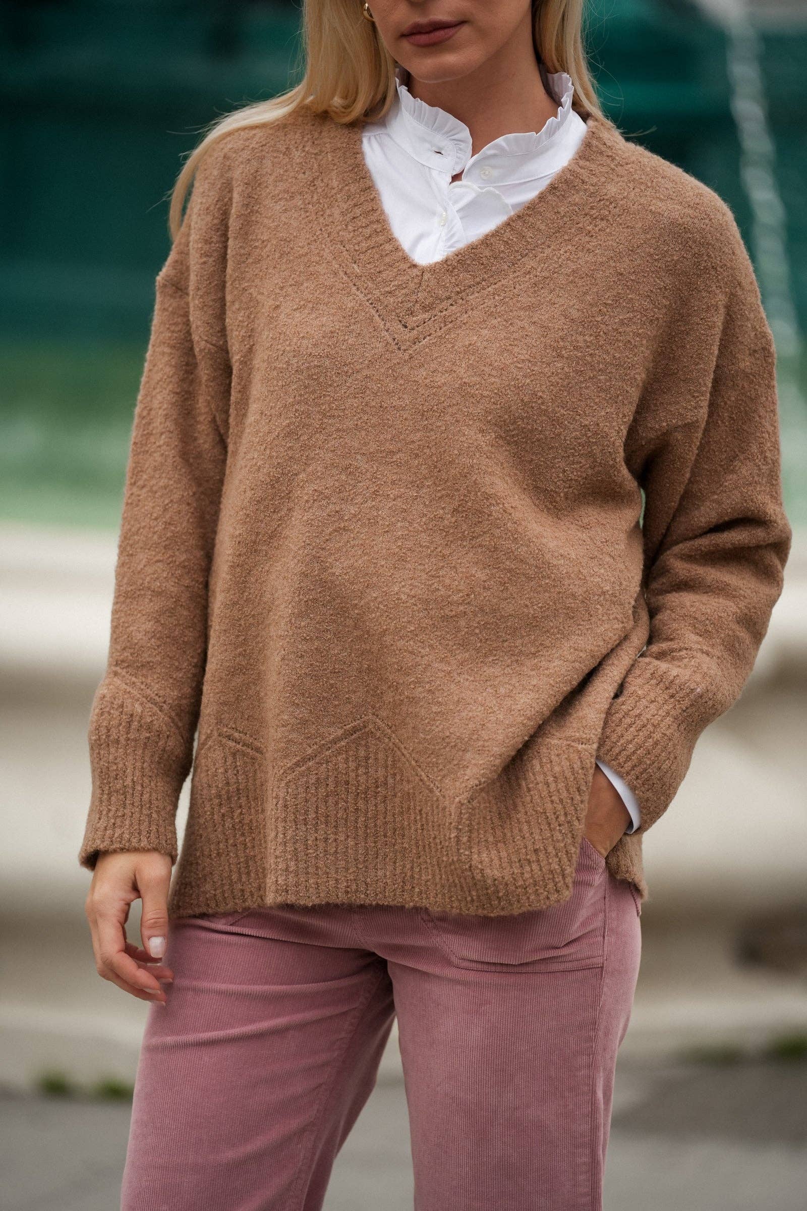 Maglione cammello morbido con scollo a V