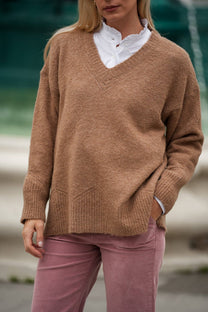 Maglione cammello morbido con scollo a V