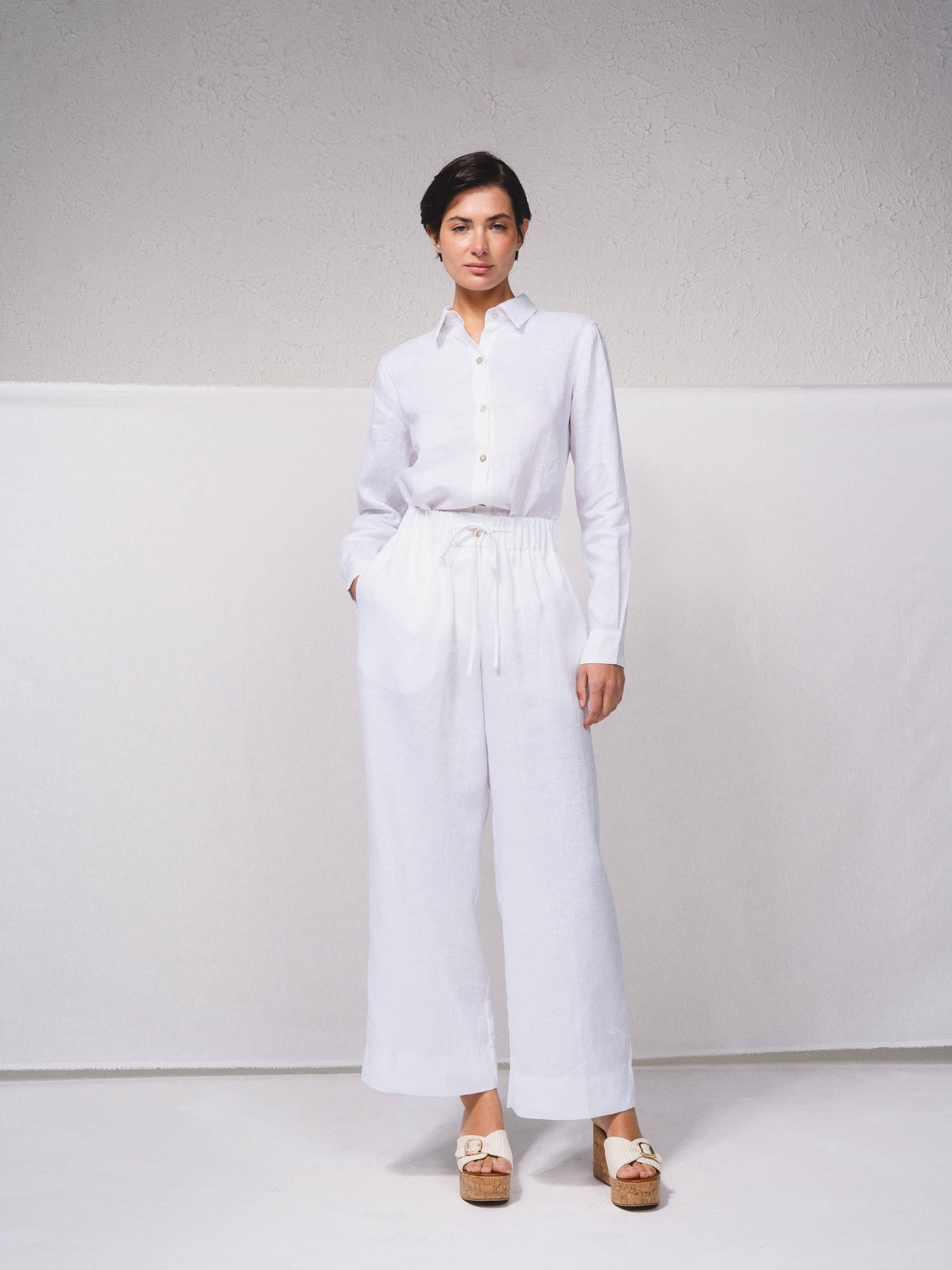 Pantaloni larghi in lino con vita elasticizzata e coulisse
