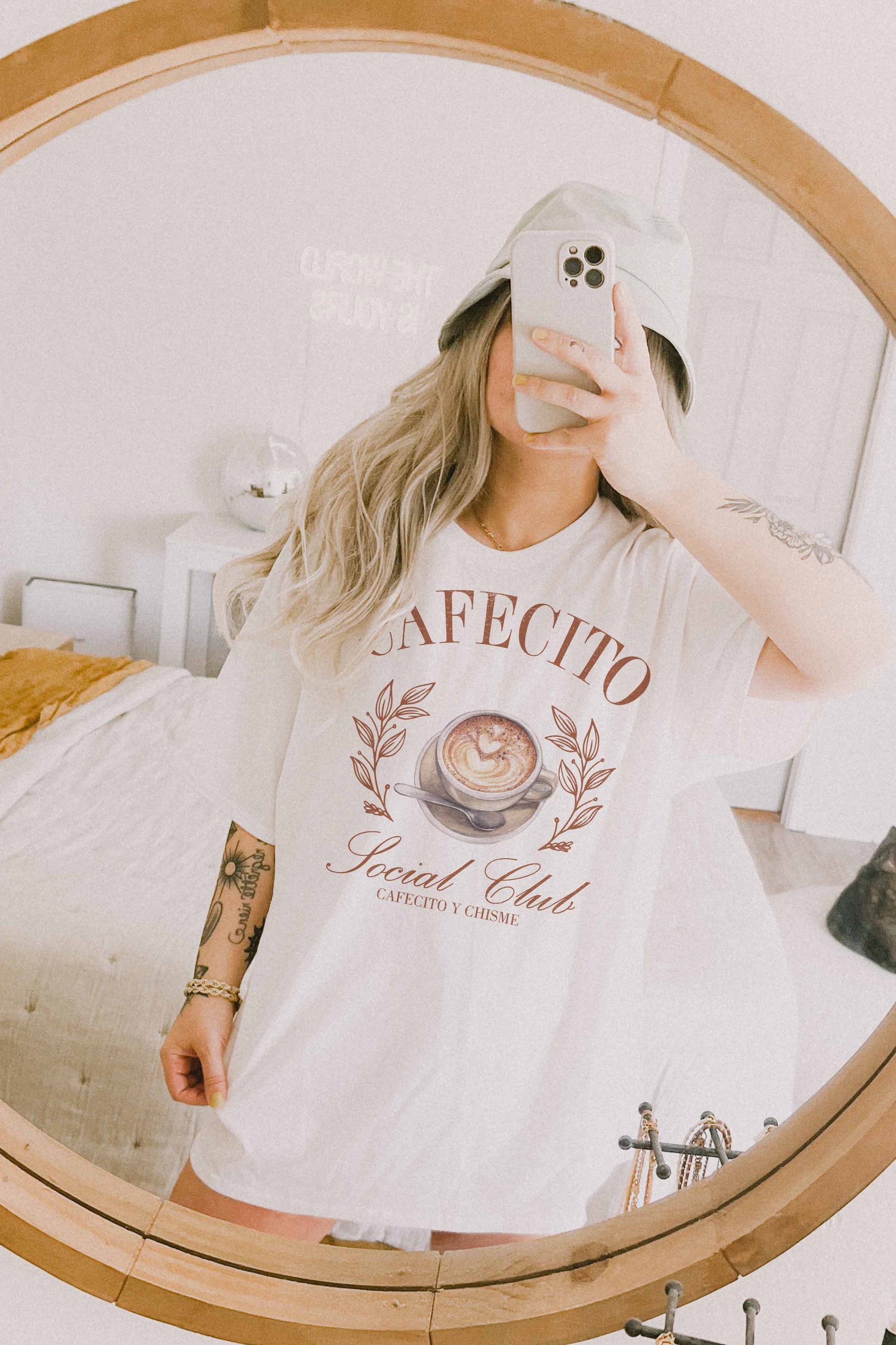 T-shirt Oversize Grafica “Cafecito Social Club” in Cotone