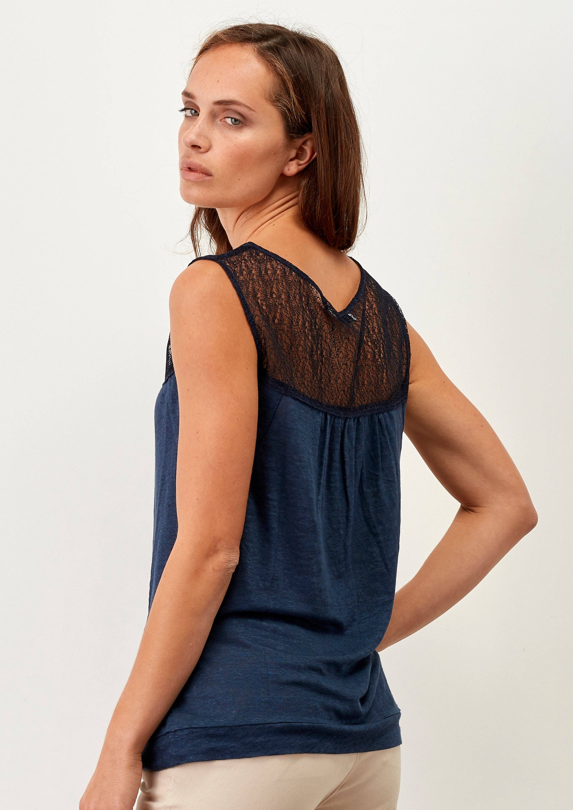 Top in lino con inserto in pizzo da donna