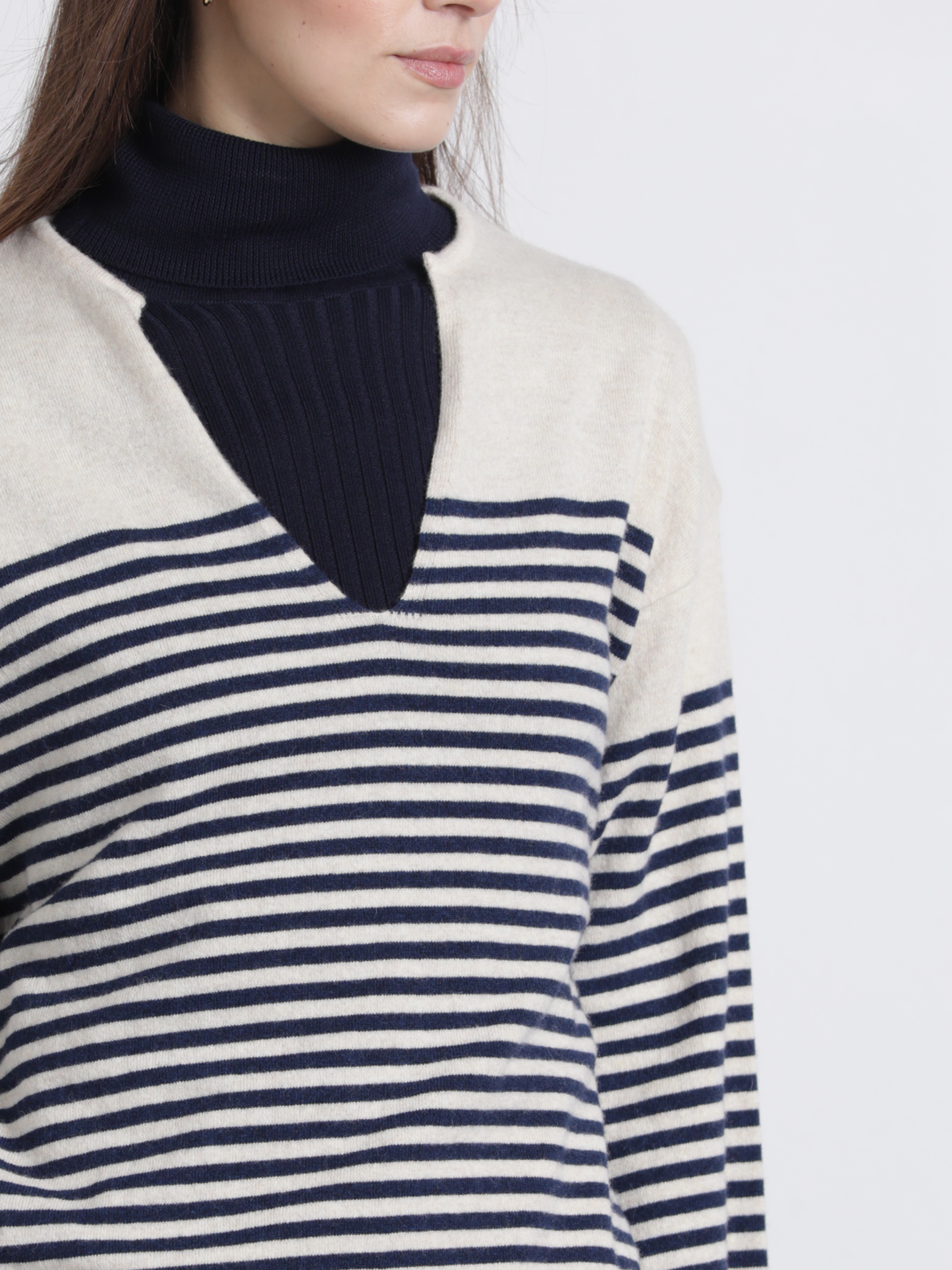 Maglione a righe bicolore con scollo a V