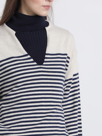Maglione a righe bicolore con scollo a V