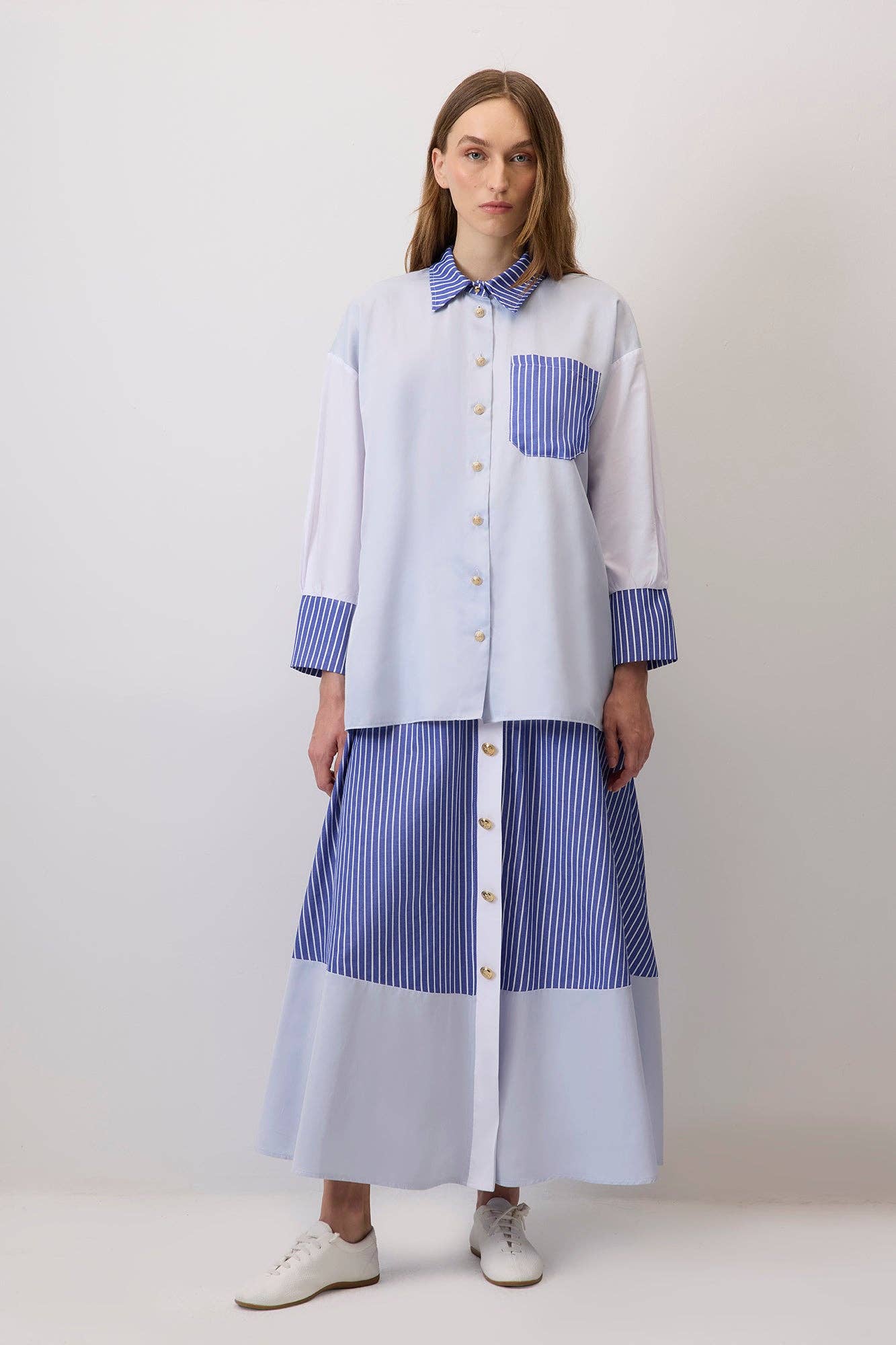 Set camicia e gonna lunga a righe con cuciture a contrasto