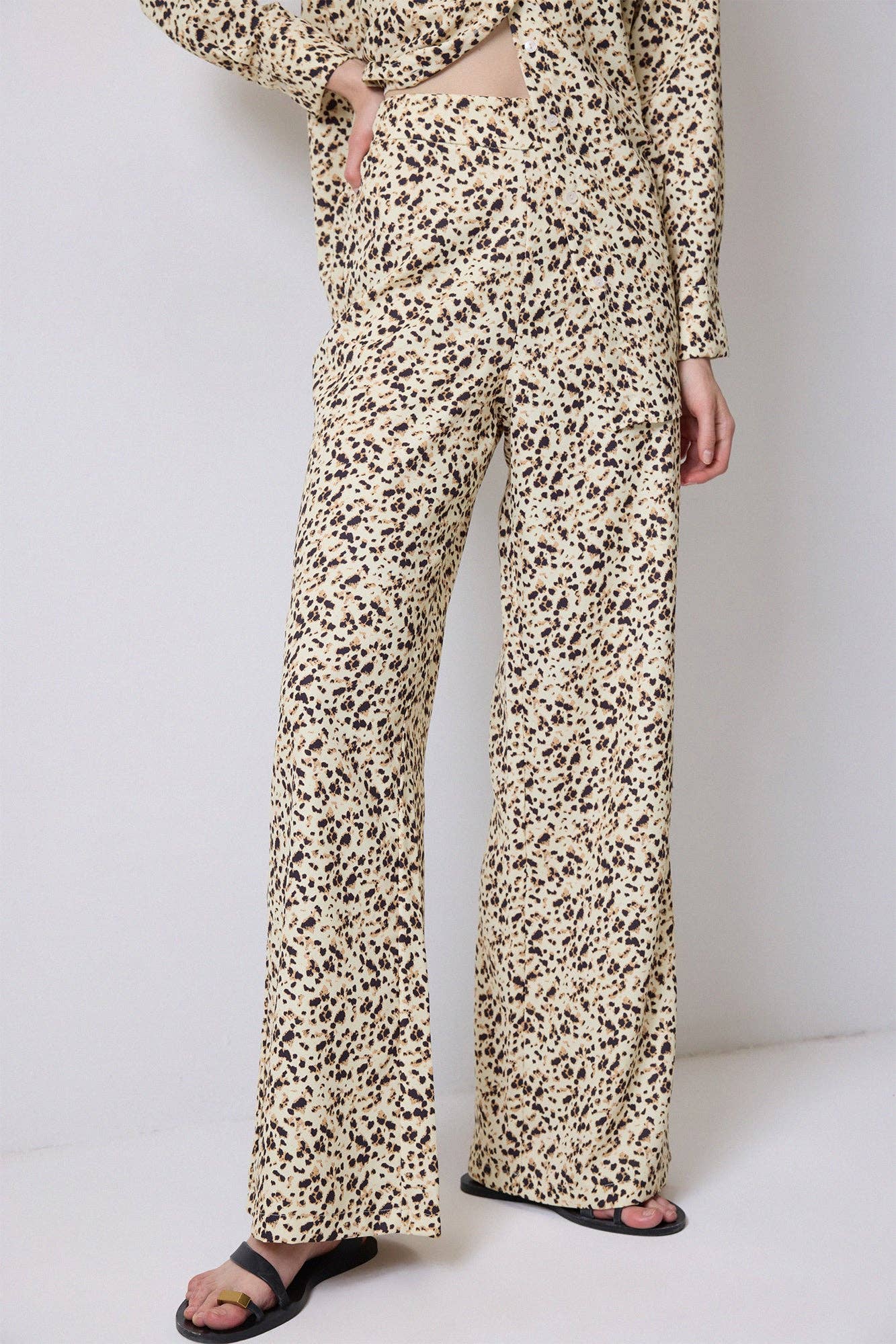 Completo coordinato animalier con camicia e pantaloni a vita alta